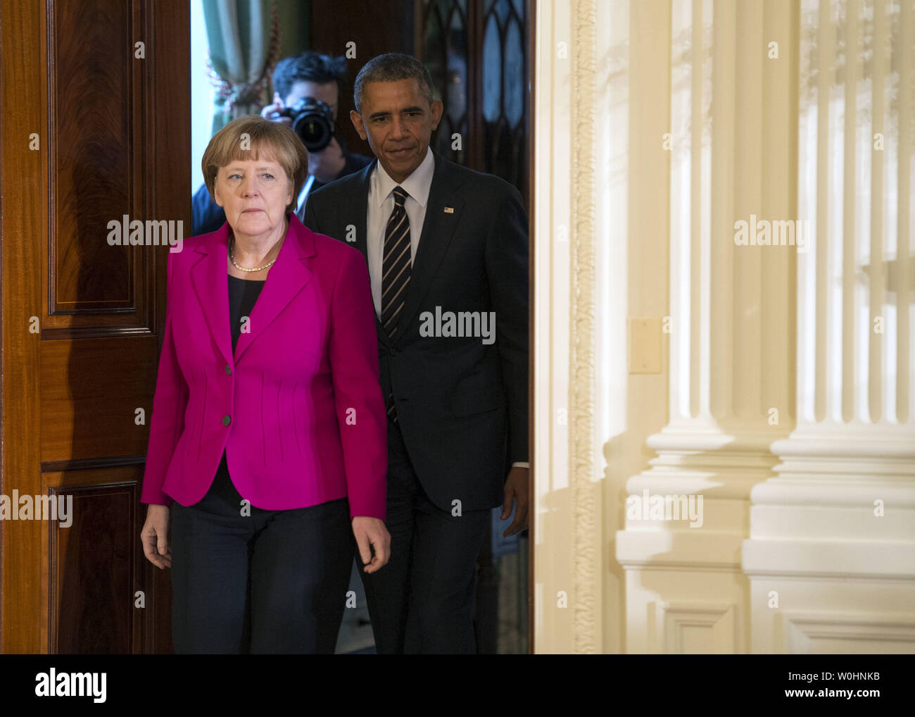 Präsident Barack Obama (R) und die deutsche Bundeskanzlerin Angela Merkel warten im Osten Raum für eine gemeinsame Pressekonferenz im Weißen Haus in Washington, D.C. am 9. Februar 2015 ein. Merkel und Obama sprach über die russische Aggression in der Ukraine. Foto von Kevin Dietsch/UPI Stockfoto