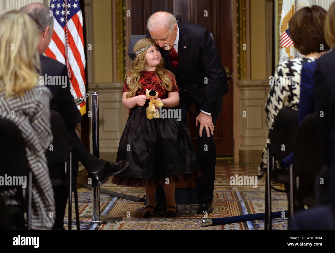 Vizepräsident Joe Biden spricht mit Kayla Kosmalski, ein Kind mit Down-syndrom von Bear, Delaware, während einer Feier der Lage handeln (ein besseres Leben), in das Eisenhower Executive Office Building in Washington, D.C. am 10. Februar 2015. Das Gesetz schafft ein neues Sparkonto für Familien mit Menschen mit Behinderungen Familien die steuerfreie für zukünftige behinderungsbedingten Aufwendungen zu speichern. Foto von Kevin Dietsch/UPI Stockfoto