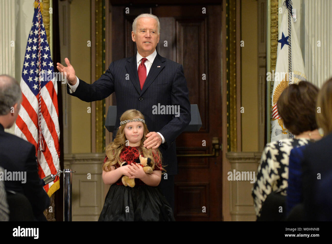 Vizepräsident Joe Biden stellt Kayla Kosmalski, ein Kind mit Down-syndrom von Bear, Delaware, während einer Feier der Lage handeln (ein besseres Leben), in das Eisenhower Executive Office Building in Washington, D.C. am 10. Februar 2015. Das Gesetz schafft ein neues Sparkonto für Familien mit Menschen mit Behinderungen Familien die steuerfreie für zukünftige behinderungsbedingten Aufwendungen zu speichern. Foto von Kevin Dietsch/UPI Stockfoto