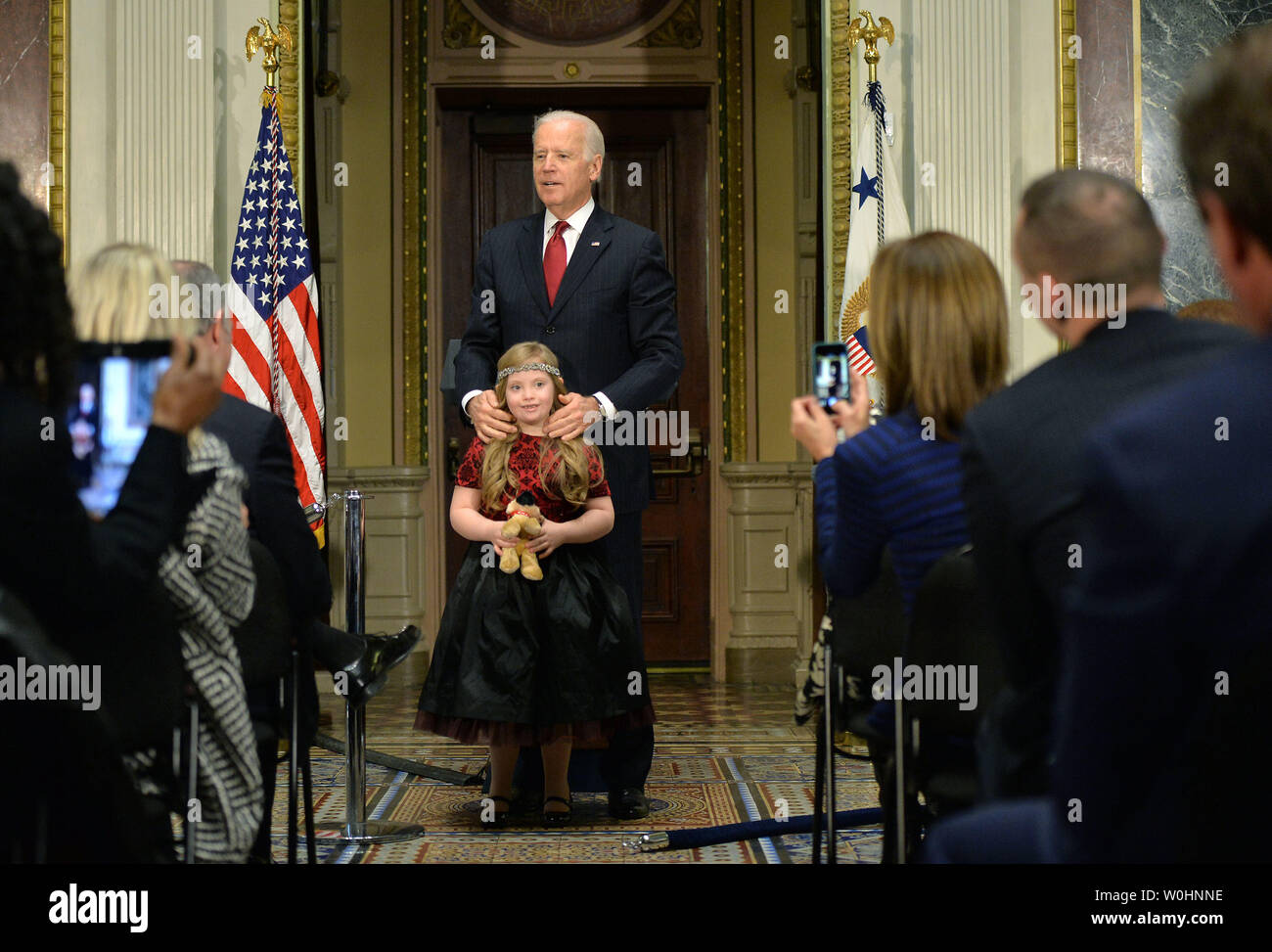 Vizepräsident Joe Biden stellt Kayla Kosmalski, ein Kind mit Down-syndrom von Bear, Delaware, während einer Feier der Lage handeln (ein besseres Leben), in das Eisenhower Executive Office Building in Washington, D.C. am 10. Februar 2015. Das Gesetz schafft ein neues Sparkonto für Familien mit Menschen mit Behinderungen Familien die steuerfreie für zukünftige behinderungsbedingten Aufwendungen zu speichern. Foto von Kevin Dietsch/UPI Stockfoto