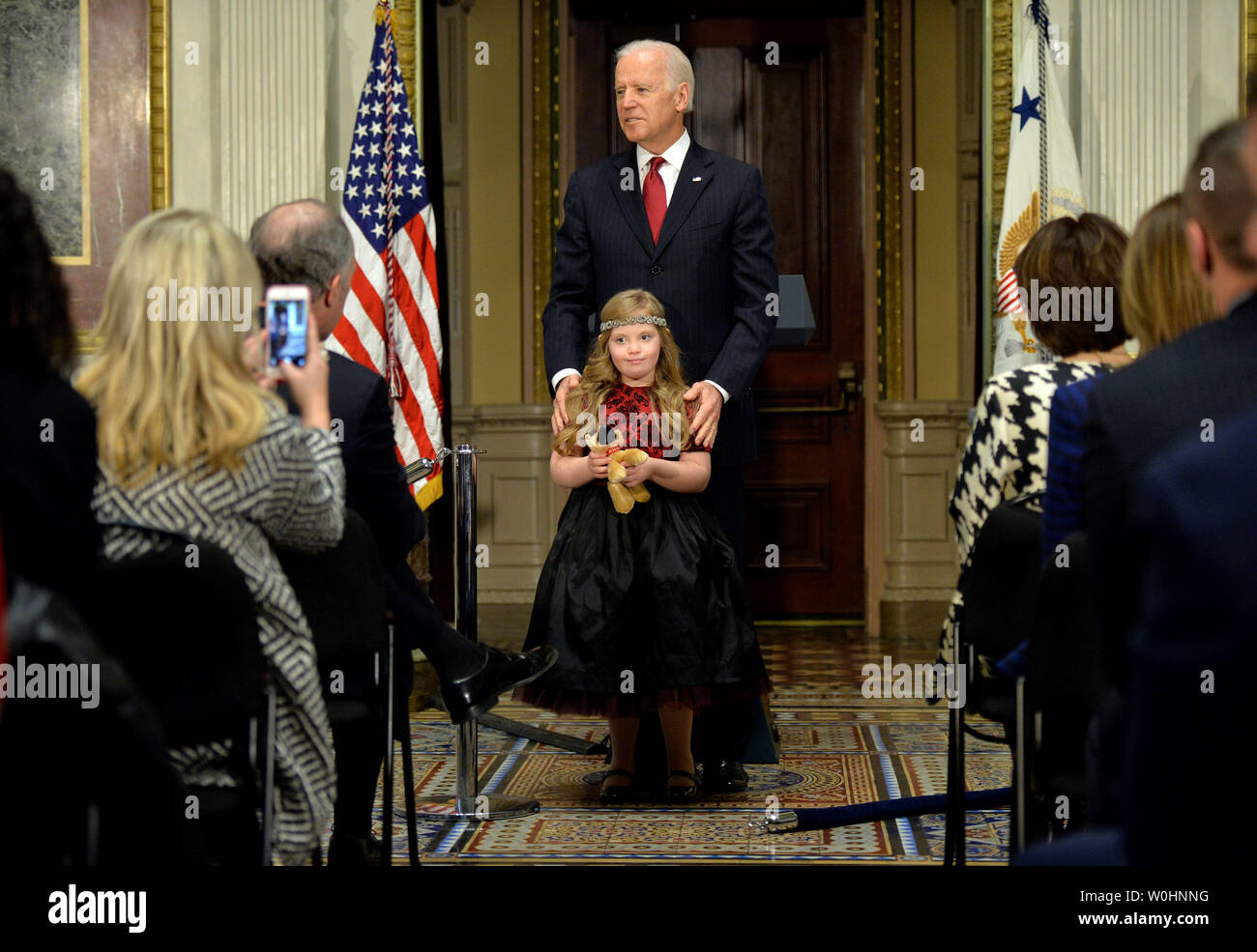 Vizepräsident Joe Biden stellt Kayla Kosmalski, ein Kind mit Down-syndrom von Bear, Delaware, während einer Feier der Lage handeln (ein besseres Leben), in das Eisenhower Executive Office Building in Washington, D.C. am 10. Februar 2015. Das Gesetz schafft ein neues Sparkonto für Familien mit Menschen mit Behinderungen Familien die steuerfreie für zukünftige behinderungsbedingten Aufwendungen zu speichern. Foto von Kevin Dietsch/UPI Stockfoto