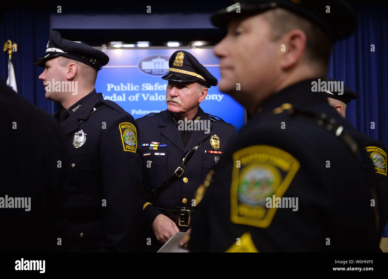 Watertown Polizei Sgt. Jeffrey Pugliese (C) wartet mit anderen Offiziere vor Beginn der Medaille von Valor Preisverleihung auf das Eisenhower Executive Office Building in Washington, D.C. am 11. Februar 2015. Pugliese und seine Kollegen werden für ihren Mut bei der Reaktion auf die Boston Marathon Bombardierung 2013 geehrt. Foto von Kevin Dietsch/UPI Stockfoto