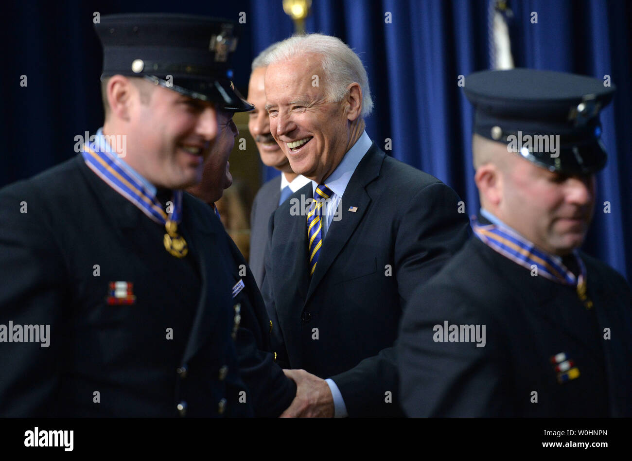 Vizepräsident Joe Biden grüßt Polizisten während der Medaille von Valor Zeremonie an das Eisenhower Executive Office Building in Washington, D.C. am 11. Februar 2015. Foto von Kevin Dietsch/UPI Stockfoto