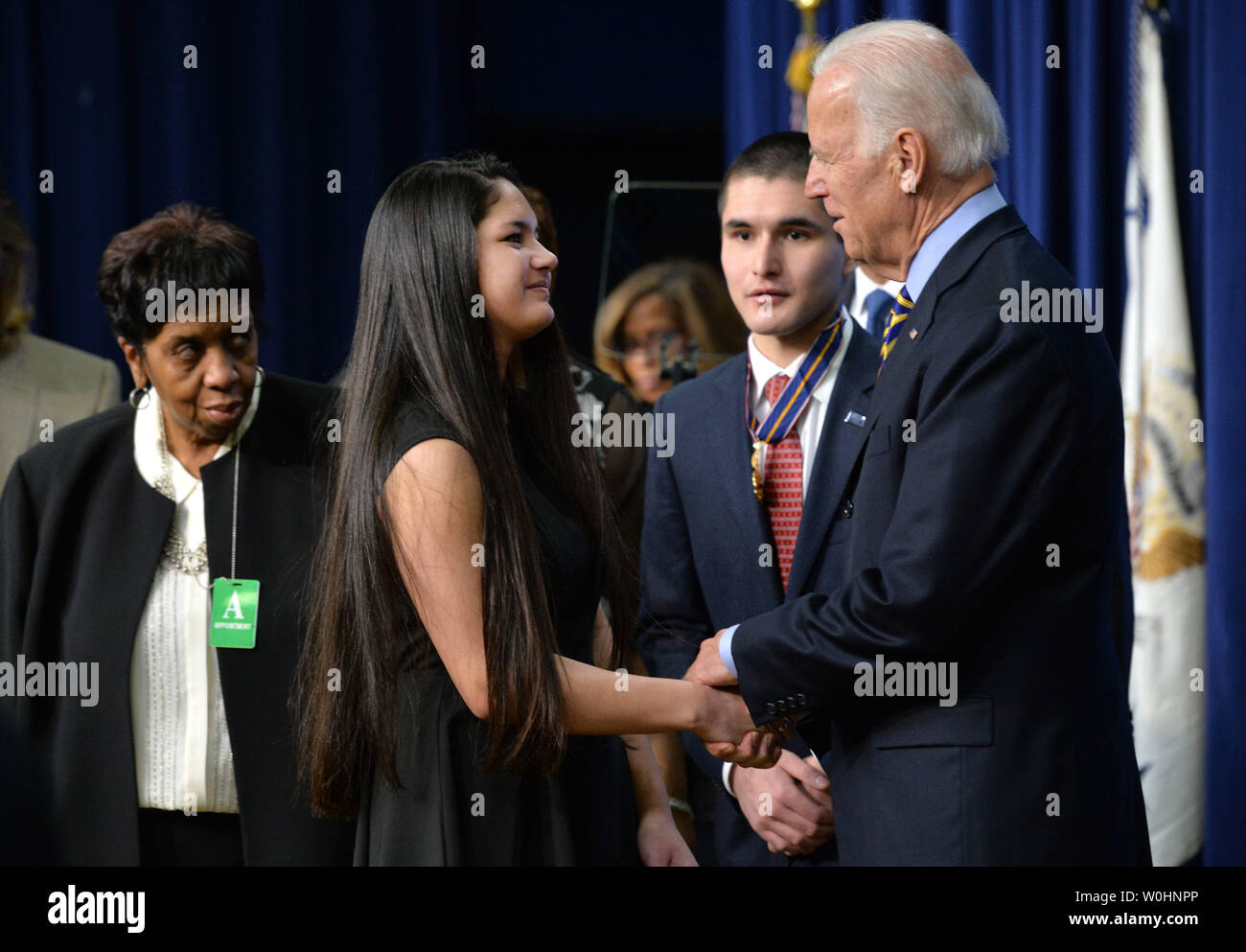 Vizepräsident Joe Biden grüßt Natalie Capano, die Tochter von ATF Officer John Capano, die in Schuss getötet wurde beim Versuch, einen Raub in Long Island, New York, zu stoppen, während einer Zeremonie an das Eisenhower Executive Office Building in Washington, D.C. am 11. Februar 2015. Foto von Kevin Dietsch/UPI Stockfoto