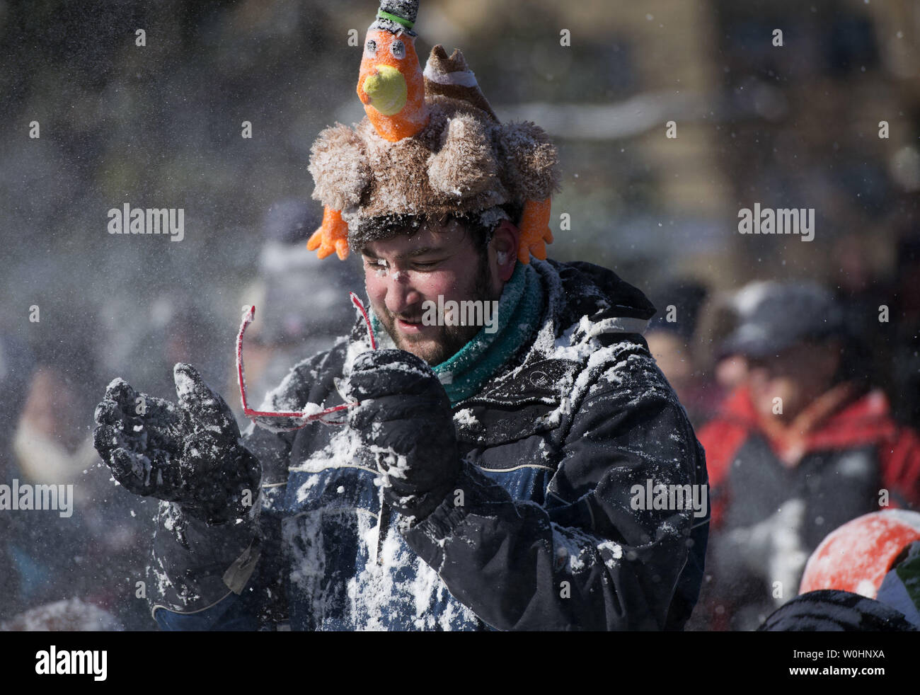 Ein Mann reinigt seine Brille, als er in einer Schneeballschlacht auf Social Media organisierten teilnimmt, in Meridan Hill Park in Washington, D.C., 17. Februar 2015. Der Präsident Tag Schnee Sturm gesunken 3-6 Zoll Schnee auf der D.C. Region. Foto von Kevin Dietsch/UPI Stockfoto