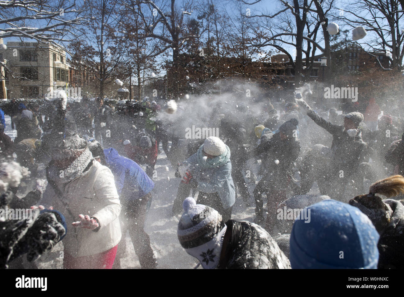 Die Menschen nehmen Teil in einem großen Schneeballschlacht auf Social Media organisiert, in Meridan Hill Park in Washington, D.C., 17. Februar 2015. Der Präsident Tag Schnee Sturm gesunken 3-6 Zoll Schnee auf der D.C. Region. Foto von Kevin Dietsch/UPI Stockfoto