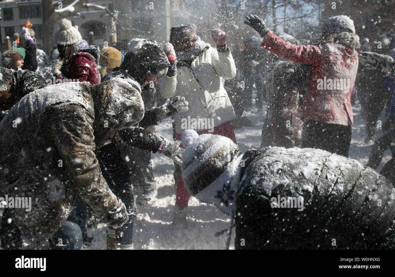 Die Menschen nehmen Teil in einem großen Schneeballschlacht auf Social Media organisiert, in Meridan Hill Park in Washington, D.C., 17. Februar 2015. Der Präsident Tag Schnee Sturm gesunken 3-6 Zoll Schnee auf der D.C. Region. Foto von Kevin Dietsch/UPI Stockfoto
