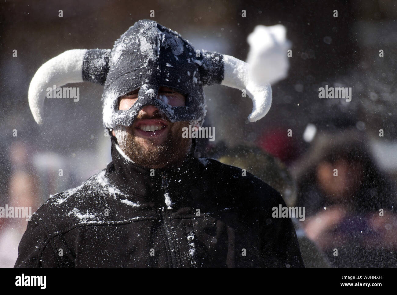 Fliegt ein Schneeball Vergangenheit ein Mann in einem Viking hat als er an einer großen Schneeballschlacht auf Social Media organisiert wird, in Meridan Hill Park in Washington, D.C., 17. Februar 2015. Der Präsident Tag Schnee Sturm gesunken 3-6 Zoll Schnee auf der D.C. Region. Foto von Kevin Dietsch/UPI Stockfoto