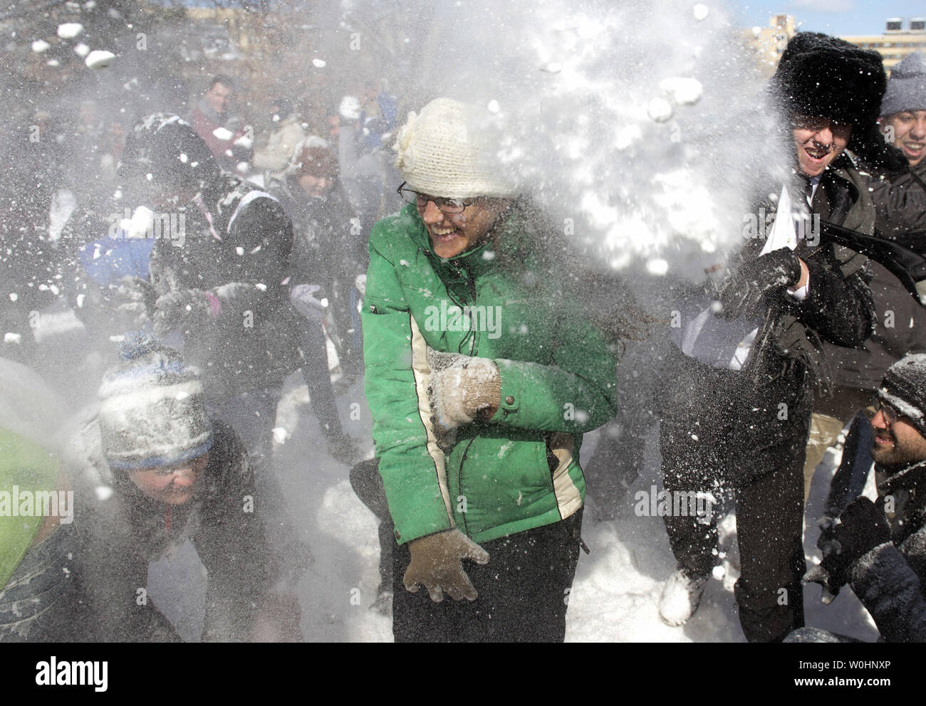 Die Menschen nehmen Teil in einem großen Schneeball Schneeballschlacht auf Social Media organisiert, in Meridan Hill Park in Washington, D.C., 17. Februar 2015. Der Präsident Tag Schnee Sturm gesunken 3-6 Zoll Schnee auf der D.C. Region. Foto von Kevin Dietsch/UPI Stockfoto