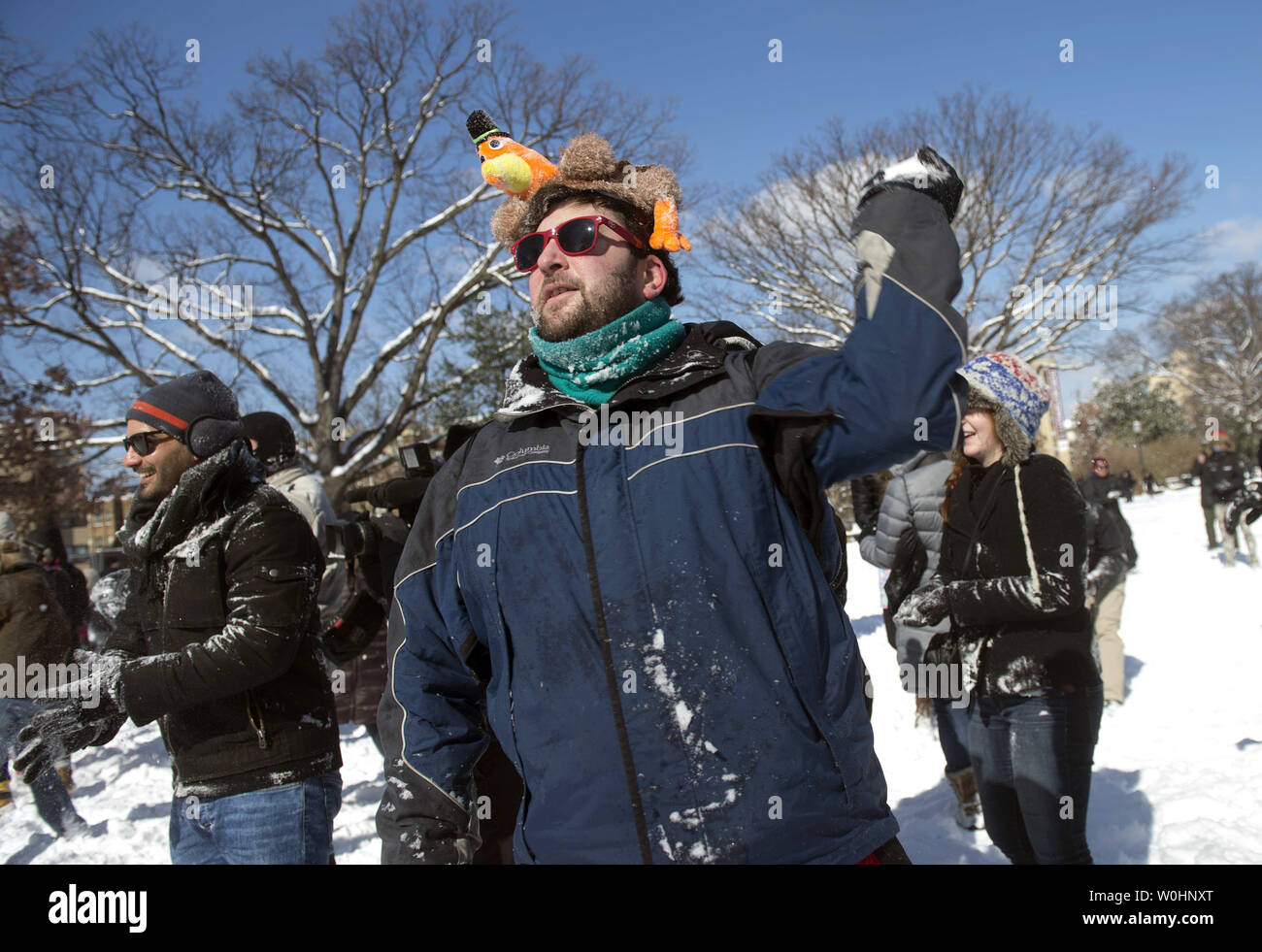 Ein Mann wirft einen Schneeball während einer Schneeballschlacht in Meridan Hill Park in Washington, D.C., 17. Februar 2015. Der Präsident Tag Schnee Sturm gesunken 3-6 Zoll Schnee über das D.C. Region. Foto von Kevin Dietsch/UPI Stockfoto