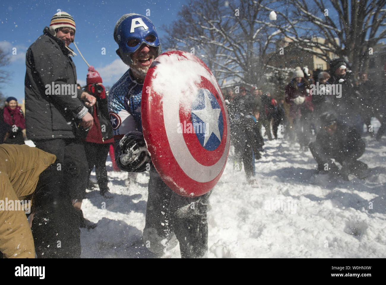 Ein Mann gekleidet, wie Captain America in einer Schneeballschlacht auf Social Media organisierten teilnimmt, in Meridan Hill Park in Washington, D.C., 17. Februar 2015. Der Präsident Tag Schnee Sturm gesunken 3-6 Zoll Schnee auf der D.C. Region. Foto von Kevin Dietsch/UPI Stockfoto