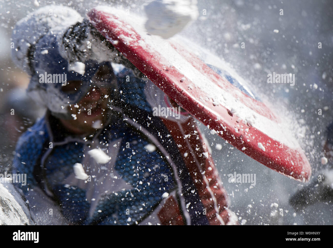 Ein Mann gekleidet, wie Captain America stoppt einen Schneeball mit seinem Schild während einer Schneeballschlacht auf Social Media organisiert, in Meridan Hill Park in Washington, D.C., 17. Februar 2015. Der Präsident Tag Schnee Sturm gesunken 3-6 Zoll Schnee auf der D.C. Region. Foto von Kevin Dietsch/UPI Stockfoto