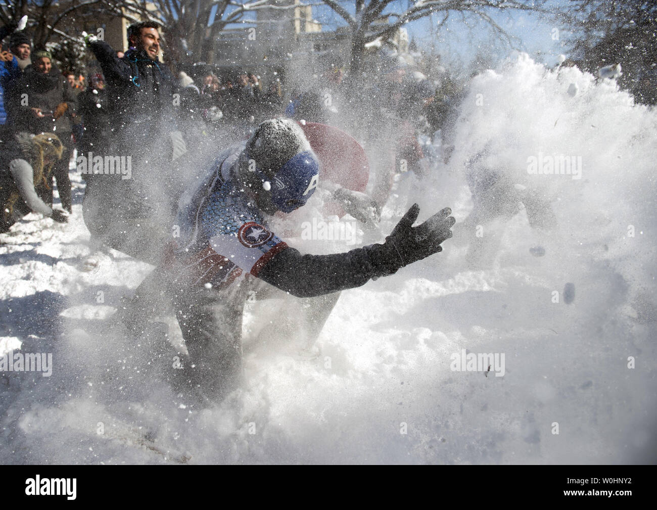 Ein Mann gekleidet, wie Captain America in einer Schneeballschlacht auf Social Media organisierten teilnimmt, in Meridan Hill Park in Washington, D.C., 17. Februar 2015. Der Präsident Tag Schnee Sturm gesunken 3-6 Zoll Schnee auf der D.C. Region. Foto von Kevin Dietsch/UPI Stockfoto
