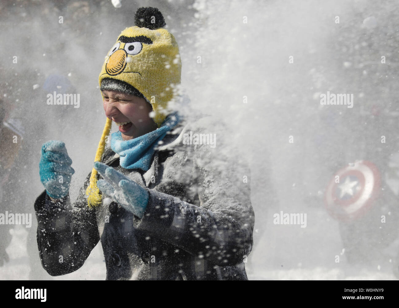 Eine Frau wird von einem schneeball während einer Schneeballschlacht in Meridan Hill Park in Washington, D.C., 17. Februar 2015 getroffen. Der Präsident Tag Schnee Sturm gesunken 3-6 Zoll Schnee über das D.C. Region. Foto von Kevin Dietsch/UPI Stockfoto