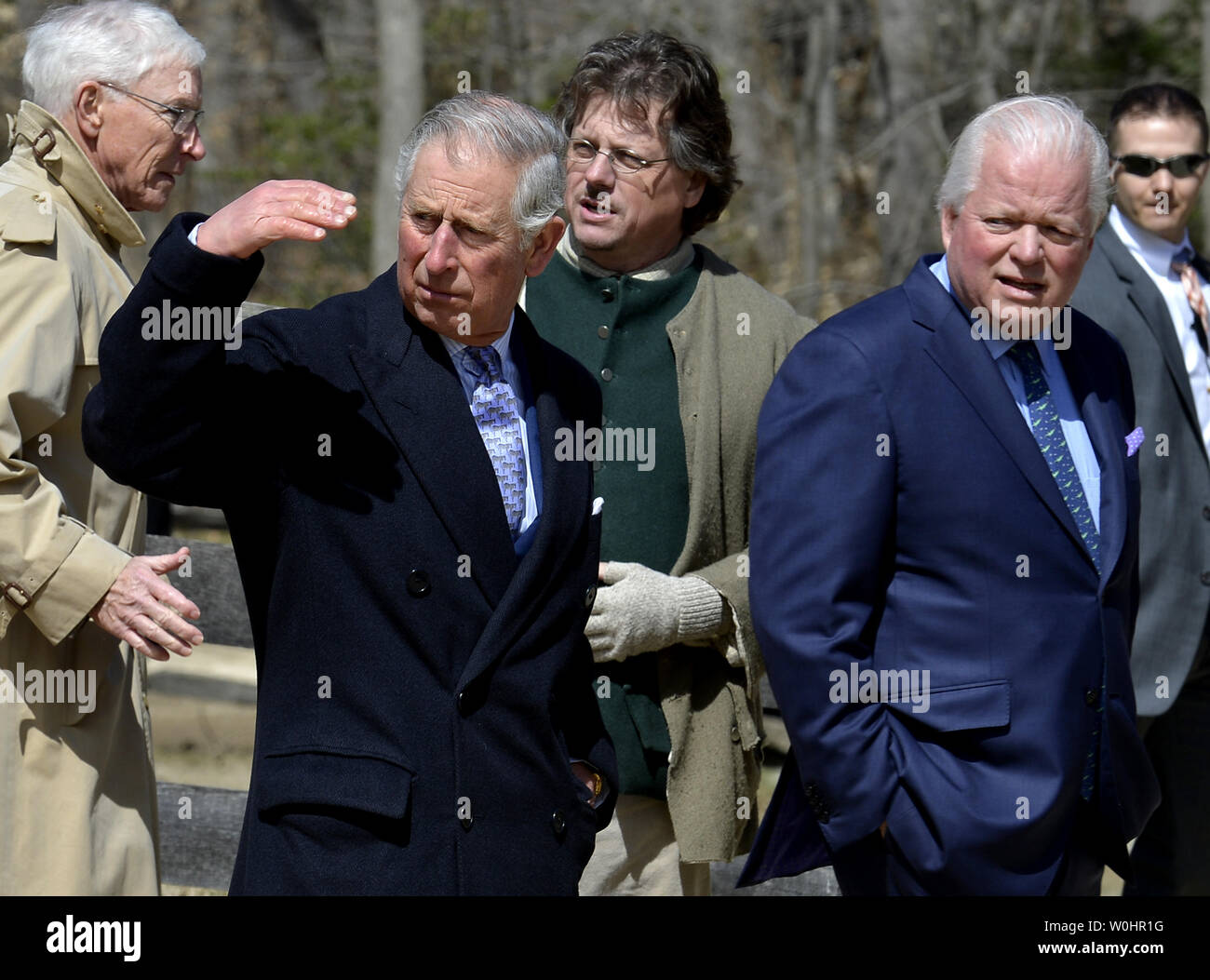 Seine Königliche Hoheit Prinz Charles (L) besucht die Landwirtschaft Abschnitt von Amerikas ersten Präsidenten, George Washington's Mount Vernon Estate, mit Präsident Curt Viebranz (R) und Steve Bashore (C) in historischen Kostümen März 18, 2015, Mount Vernon, Virginia. Der Prinz von Wales und seine Frau Camilla Parker-Bowles sind zu einem dreitägigen Besuch in der Washington Bereich mit sozialen, kulturellen und bilateralen stoppt, die Stärkung der Verbindungen zwischen dem Vereinigten Königreich und den Vereinigten Staaten. Foto von Mike Theiler/UPR Stockfoto