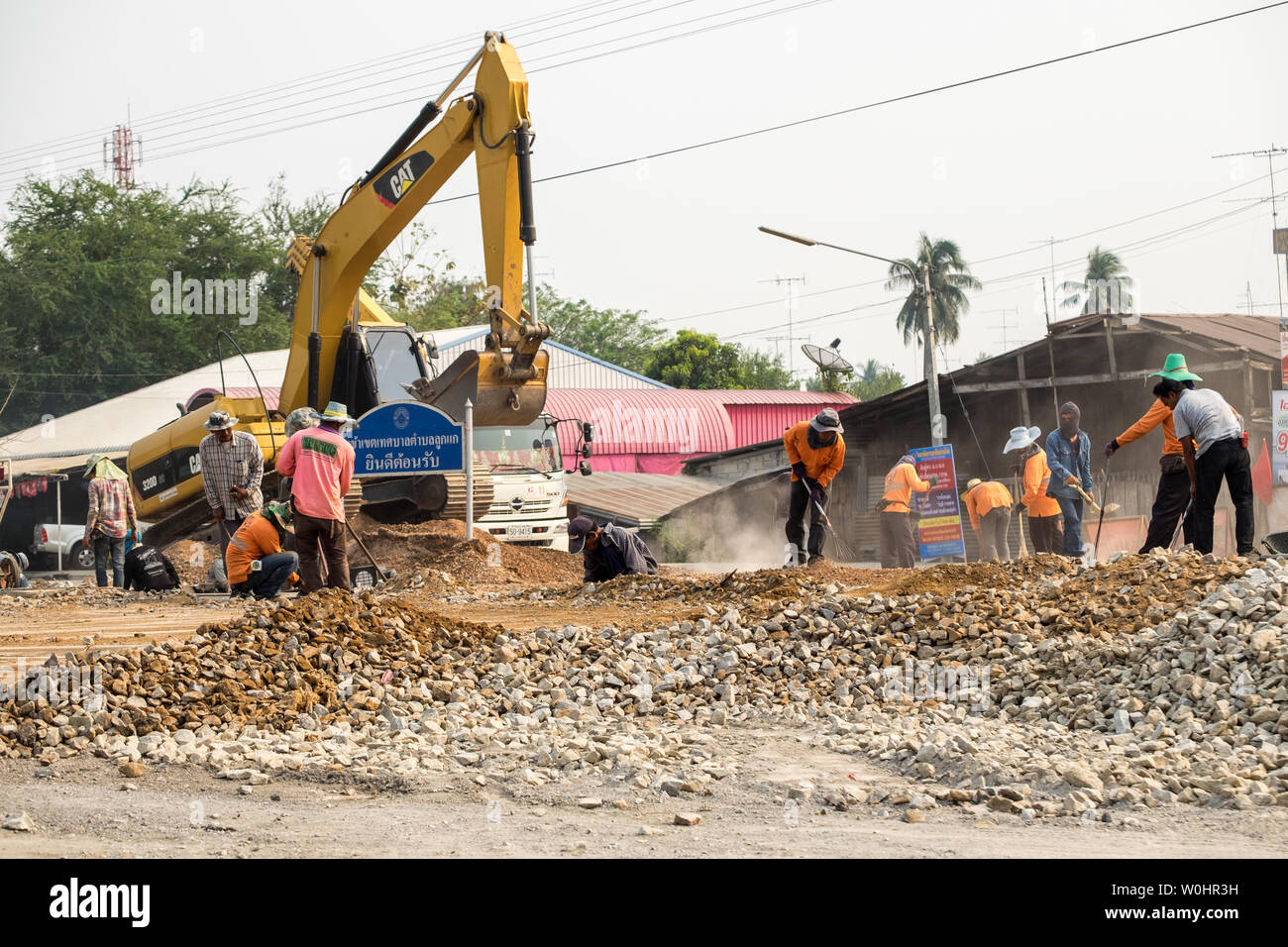 Kanchanaburi, Thailand - 03.März 2016: Baggerlader und die Verbesserung der Bau der Eisenbahn Stockfoto