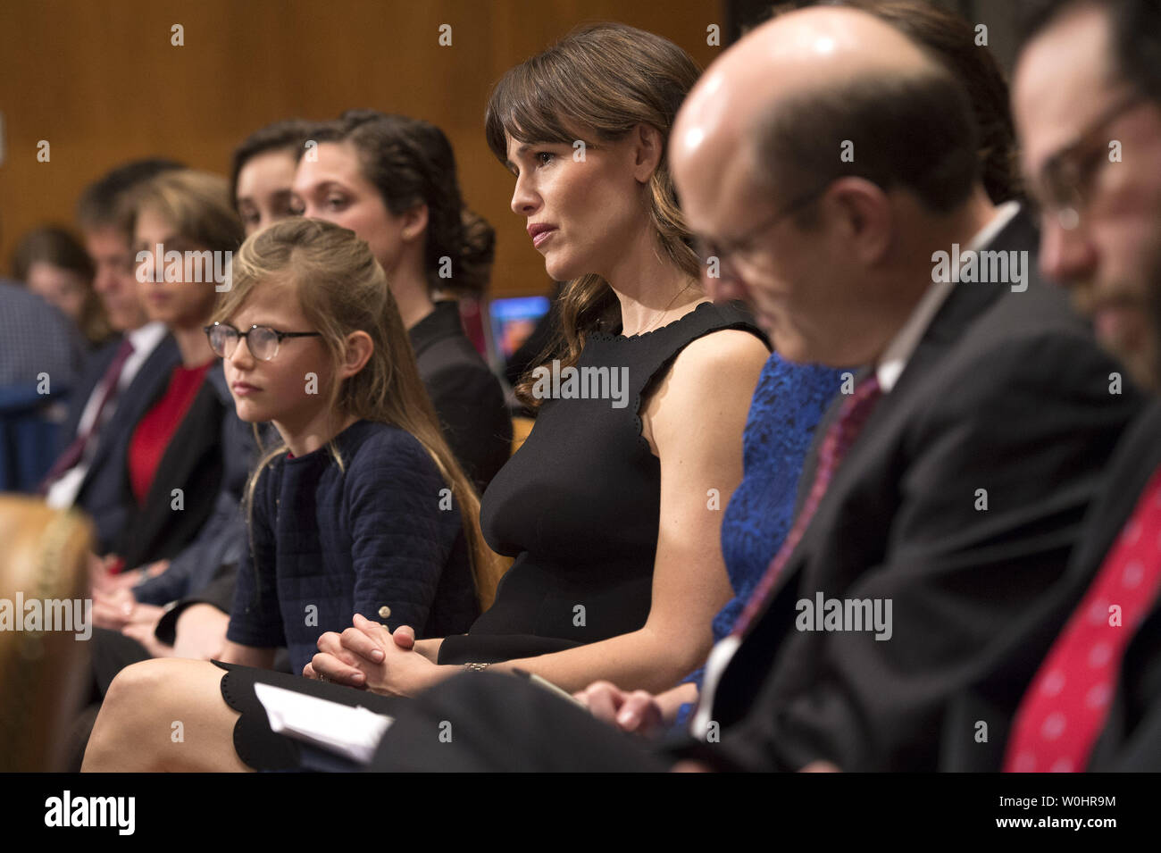 Ben Affleck Jennifer Garner, der Frau und Tochter Violett, Zuhören, da er während einer Senat-bestimmungen Ausschuss Anhörung des Unterausschusses für Auswärtige Operationen und US-Hilfe an Entwicklungsländer, die auf dem Capitol Hill in Washington, D.C. am 26. März 2015 zeugt. Foto von Kevin Dietsch/UPI. Stockfoto