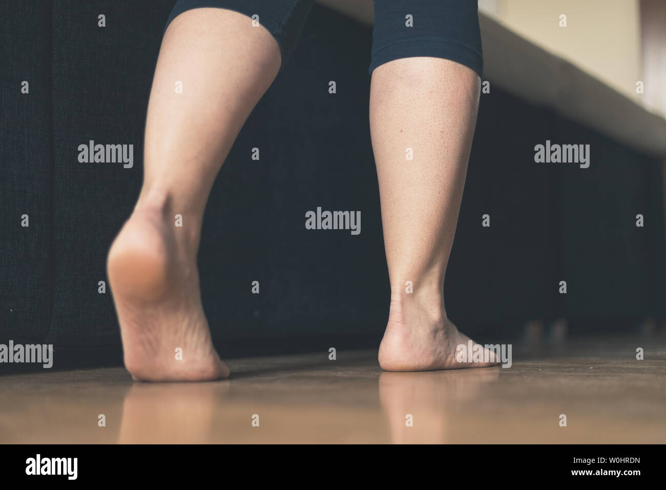 Barfuß Frau Fuß zu Hause auf dem Boden Stockfoto
