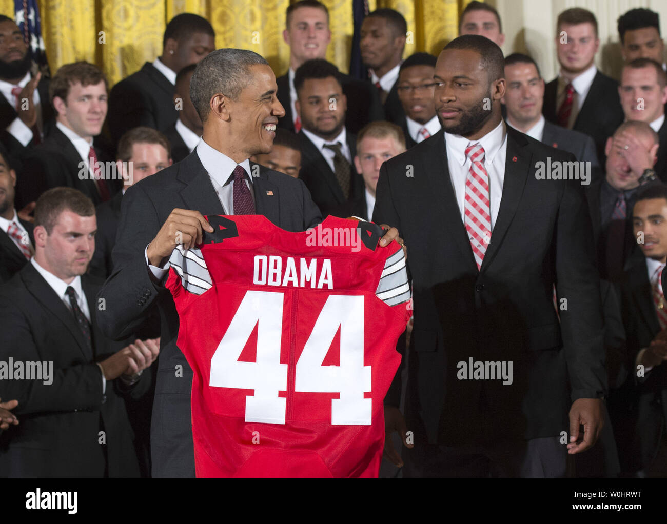 Präsident Barack Obama erhält ein Jersey von Ohio State Roßkastanie-Team Captain Curtis gewähren wie Obama ehrt den 2015 College Football Endspiel nationalen Meister Ohio State University Roßkastanien im Osten Zimmer im Weißen Haus in Washington, D.C. am 20. April 2015. Foto von Kevin Dietsch/UPI Stockfoto