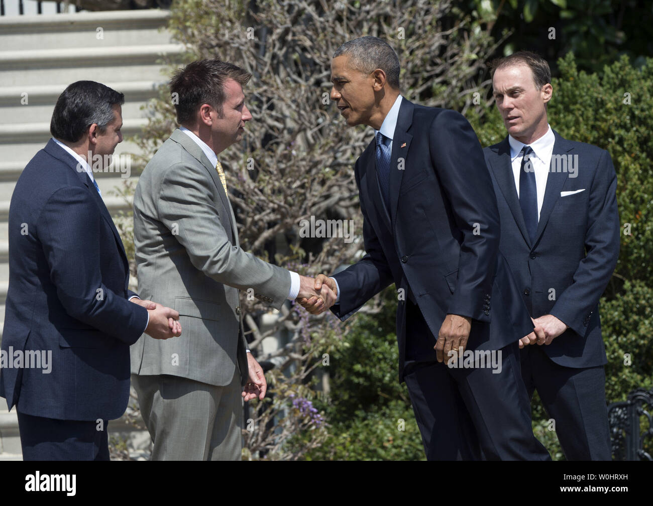 Präsident Barack Obama schüttelt Hände mit Tony Stewart, Kevin Harvick (R) und Crew Chief Rodney Childers zusehen, wie Obama begrüßt Harvick und seine Stewart-Haas Racing Team Mitglieder an das Weiße Haus seine 2014 NASCAR Sprint Cup Meisterschaft, auf der Rasenfläche des Weißen Hauses in Washington, D.C. am 21. April 2015 zu Ehren. Foto von Kevin Dietsch/UPI Stockfoto