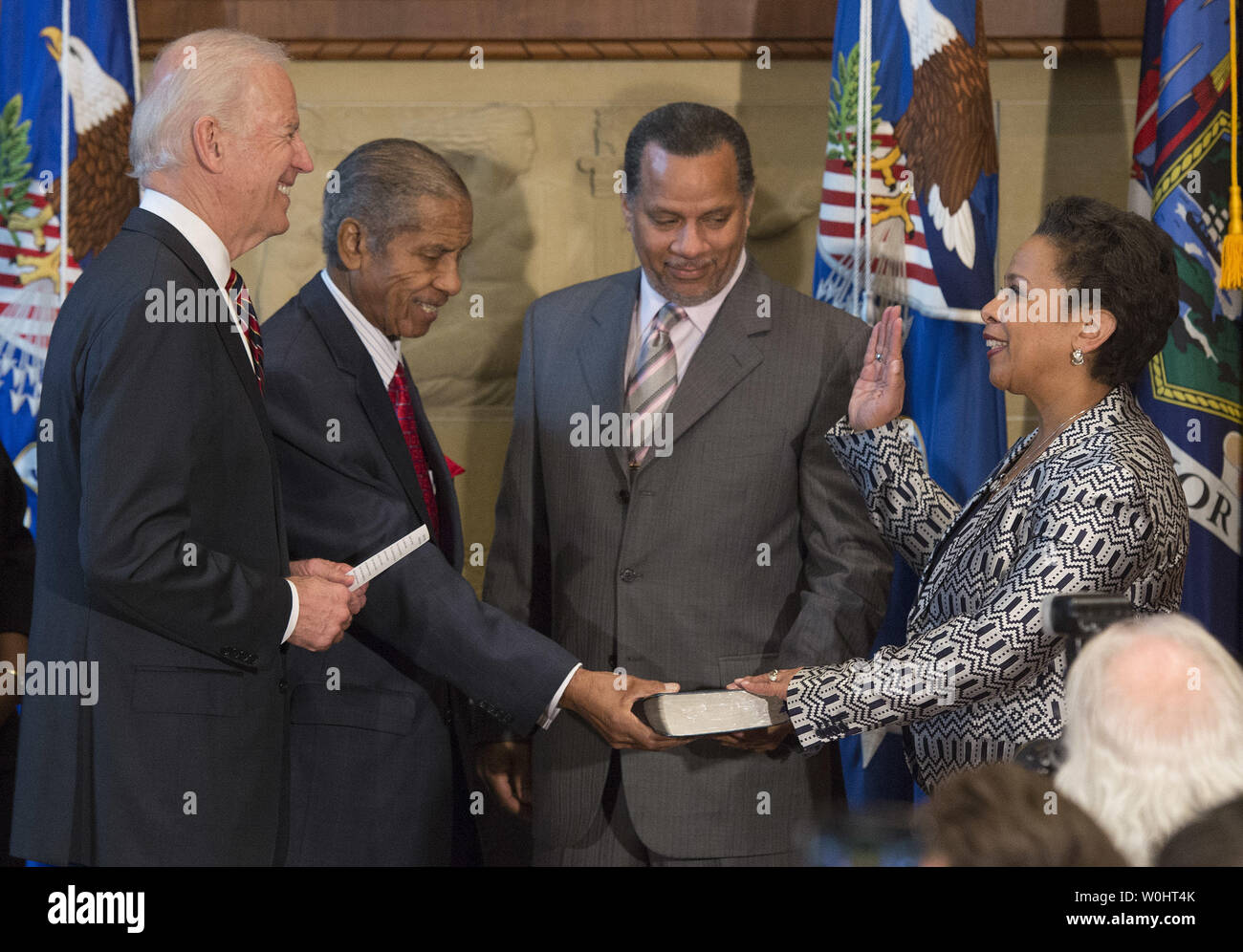 Loretta Lynch ist in der 83rd US Attorney General von Vizepräsident Joe Biden auf das Justizministerium in Washington, D.C. am 27. April 2015 vereidigt. Foto von Kevin Dietsch/UPI Stockfoto