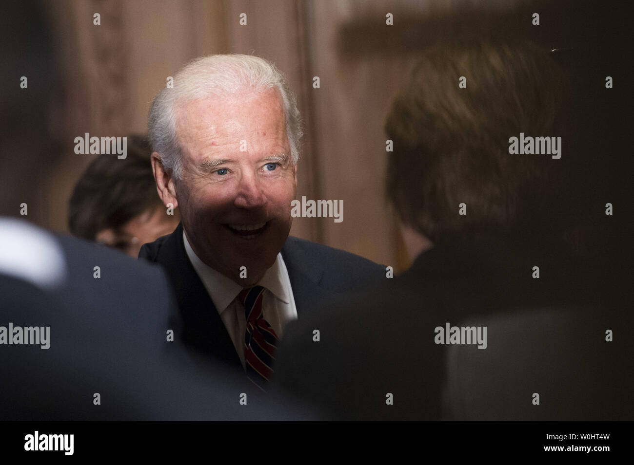 Vizepräsident Joe Biden grüßt die Zuschauer nach der Vereidigung Loretta Lynch als die 83rd Attorney General an das Justizministerium in Washington, D.C. am 27. April 2015. Foto von Kevin Dietsch/UPI Stockfoto