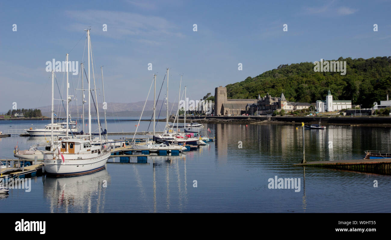 Blick auf den Hafen von Oban, Argyll und Bute, Schottland, den Hafen und das Terminal für die CalMac Autofähre über auf die Insel Mull Stockfoto