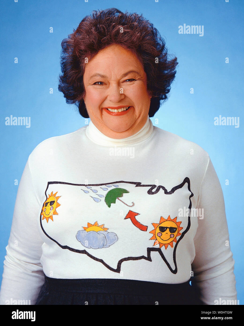 Frau trägt ein T-Shirt ist ein Wetter Karte Stockfoto