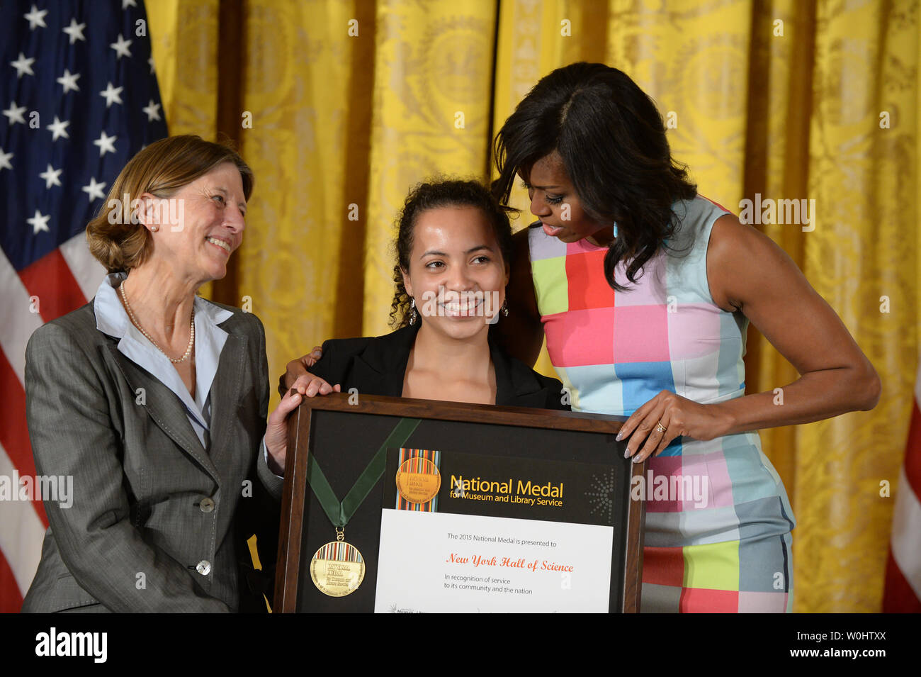 First Lady Michelle Obama reagiert mit Maria Cortes, Mitglied des New York Hall of Science, wie sie Auszeichnungen Ihr und Präsident Margaret Honig der Science Center die 2015 nationale Medaille für Museum und Bibliothek Service während einer Zeremonie im East Room des Weißen Hauses in Washington, DC am 18. Mai 2015. Die nationale Medaille ist die höchste Auszeichnung, die in Museen und Bibliotheken für den Dienst an der Gemeinschaft. Foto von Pat Benic/UPI Stockfoto