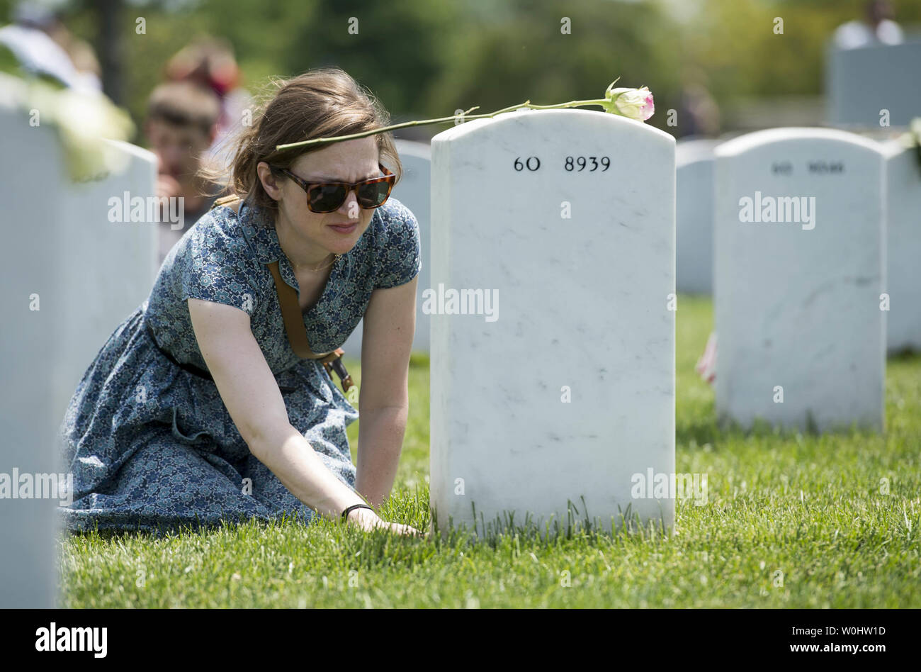 Laura Heaton visits die Grabstätte der Armee Sfc. Bradley Bohle auf dem Arlington National Cemetery am Memorial Day, 25. Mai 2015 in Arlington, Virginia. Foto von Kevin Dietsch/UPI Stockfoto