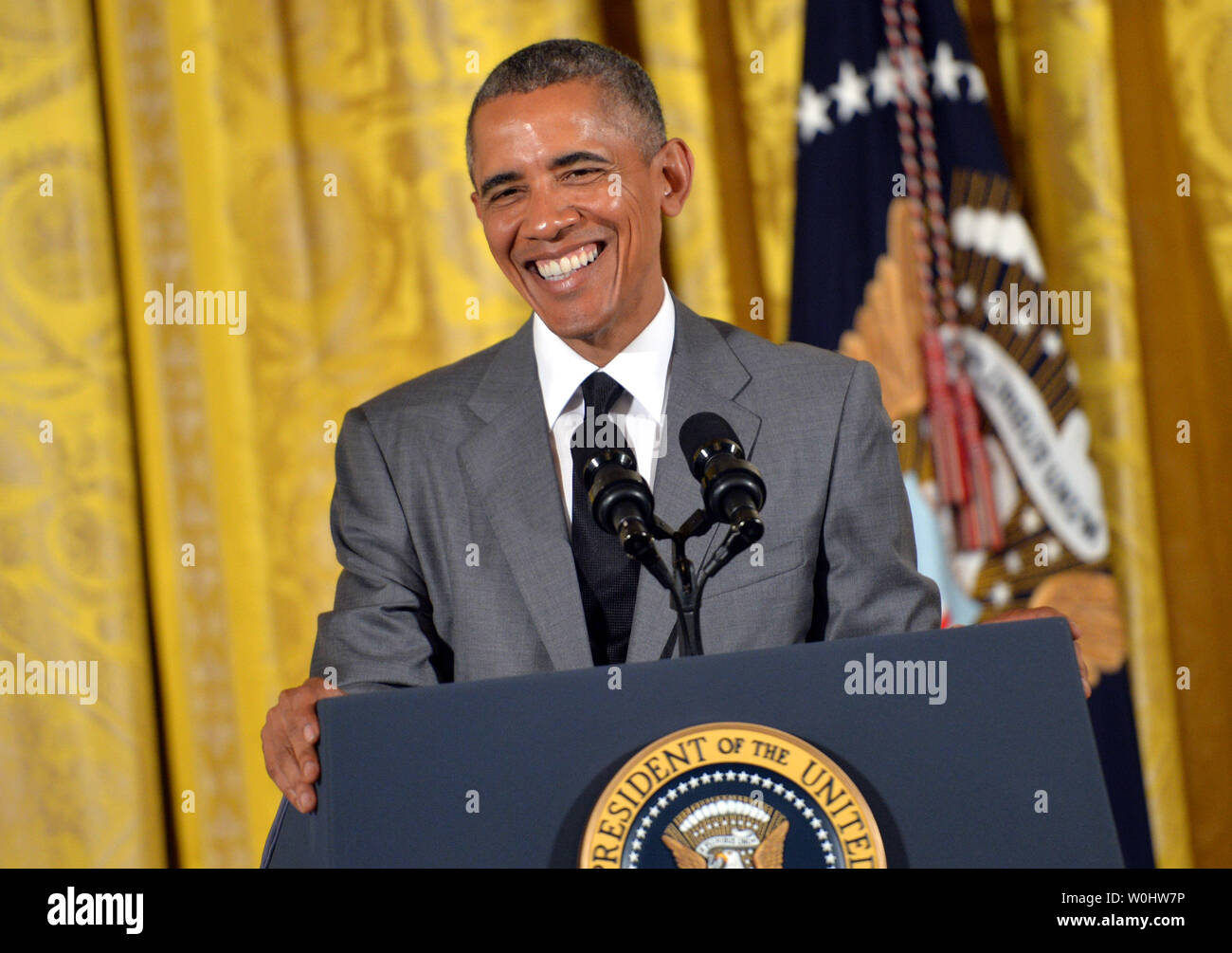 Präsident Barack Obama Hosts eine Diskussion mit einer Gruppe von jungen Führungskräften aus Südostasien im Osten Zimmer im Weißen Haus am 1. Juni 2015. Obama hielt die Diskussion über das Thema Bürgerbeteiligung, Umwelt und natürliche Ressourcen Management und Unternehmertum. Die Gruppe ist die erste Kohorte aus dem Jungen Südostasiatischen Führer Initiative (YSEALI) Fellows Program. Foto von Kevin Dietsch/UPI Stockfoto