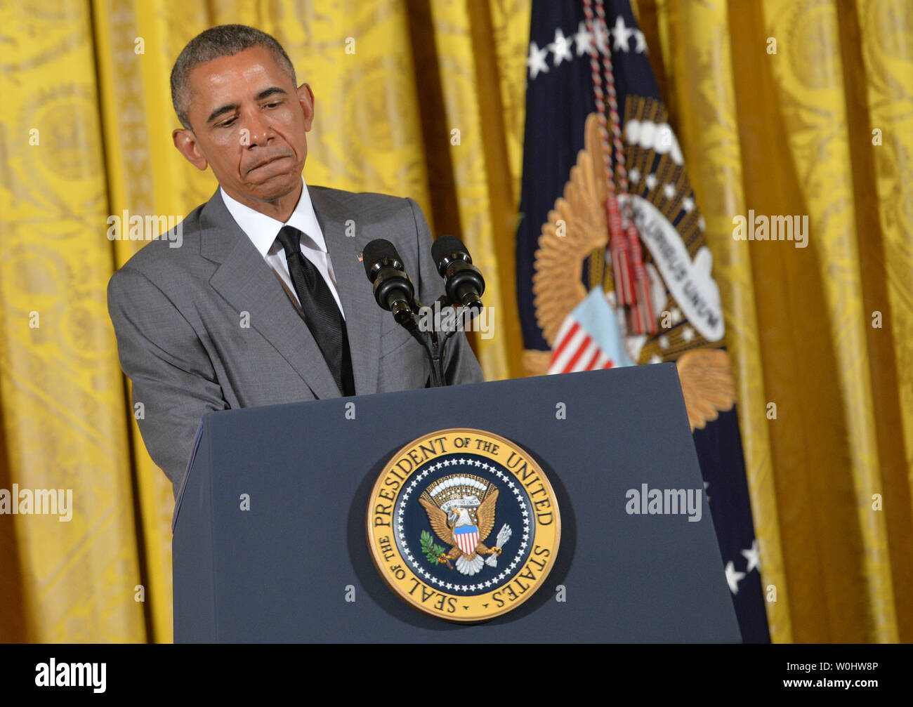 Präsident Barack Obama Hosts eine Diskussion mit einer Gruppe von jungen Führungskräften aus Südostasien im Osten Zimmer im Weißen Haus am 1. Juni 2015. Obama hielt die Diskussion über das Thema Bürgerbeteiligung, Umwelt und natürliche Ressourcen Management und Unternehmertum. Die Gruppe ist die erste Kohorte aus dem Jungen Südostasiatischen Führer Initiative (YSEALI) Fellows Program. Foto von Kevin Dietsch/UPI Stockfoto