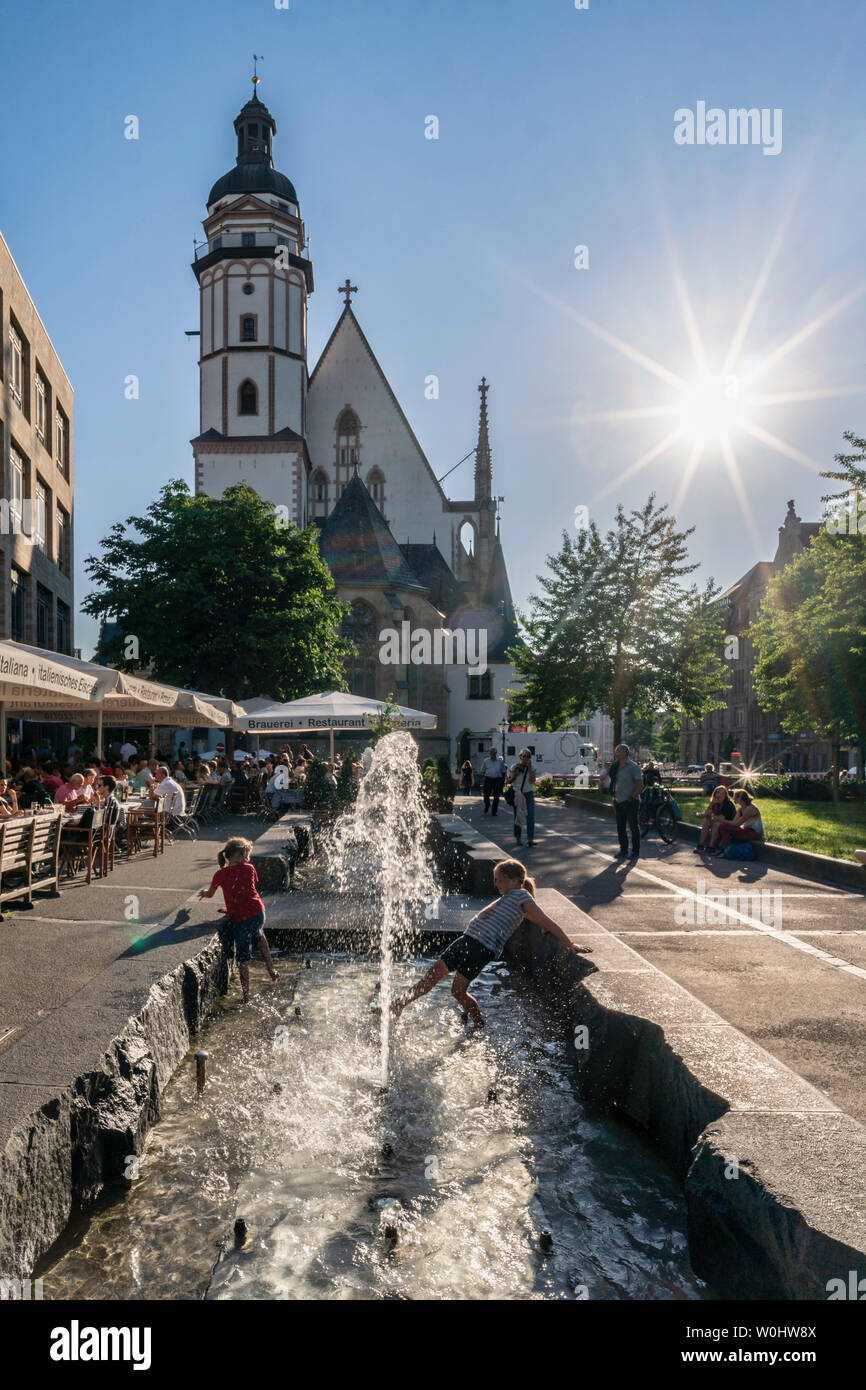 Brunnen vor der St. Thomas Kirche, Leipzig, Sachsen, Deutschland | St. Thomaskirche, Brunnen, Leipzig, Sachsen Stockfoto