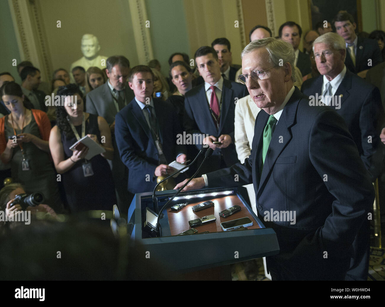 Senat Mehrheit Mitch McConnell, R-KY, spricht mit den Medien über die Defense Authorization Act, auf dem Capitol Hill in Washington, D.C. am 9. Juni 2015. Foto von Kevin Dietsch/UPI Stockfoto