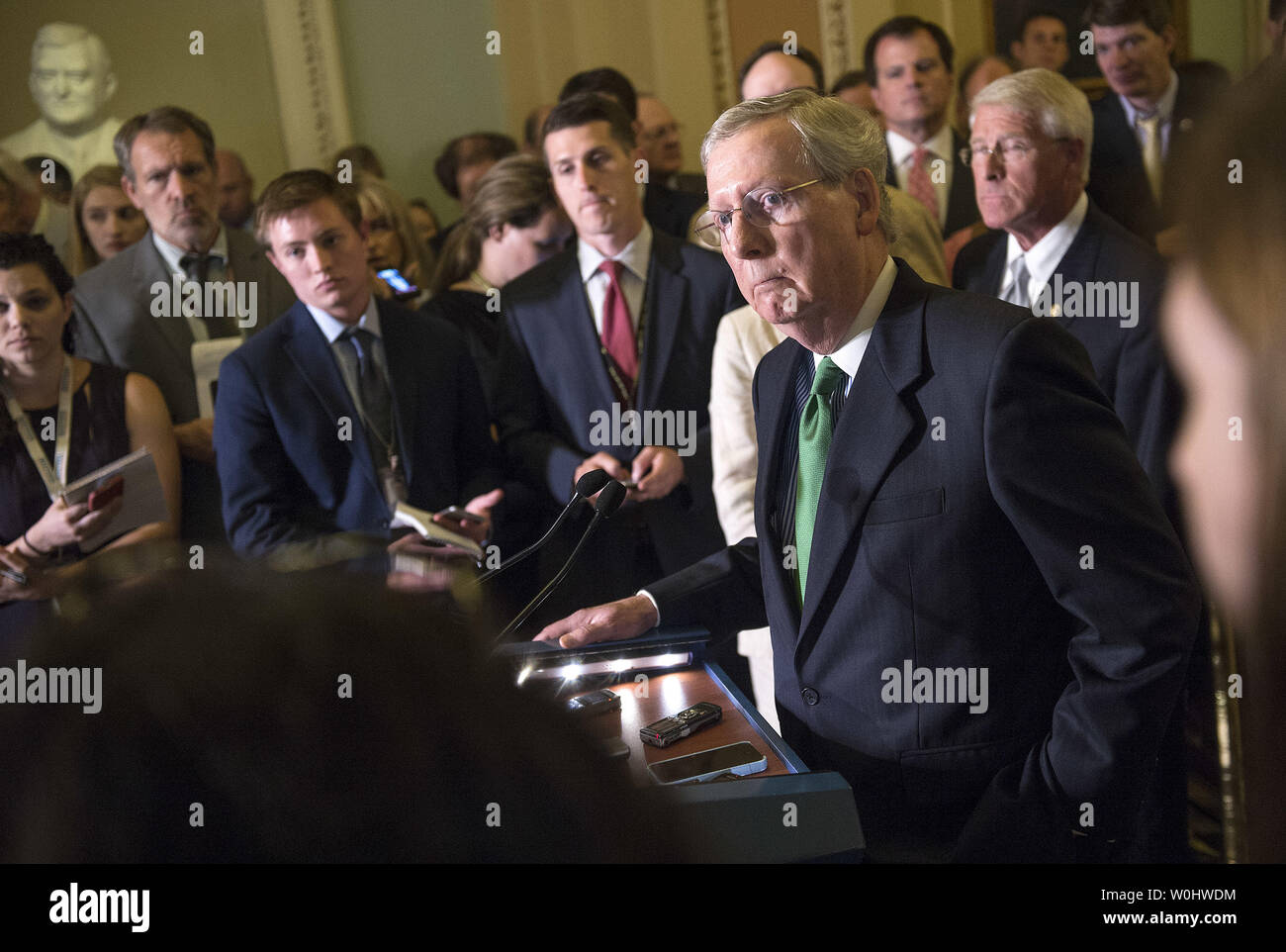 Senat Mehrheit Mitch McConnell, R-KY, spricht mit den Medien über die Defense Authorization Act, auf dem Capitol Hill in Washington, D.C. am 9. Juni 2015. Foto von Kevin Dietsch/UPI Stockfoto
