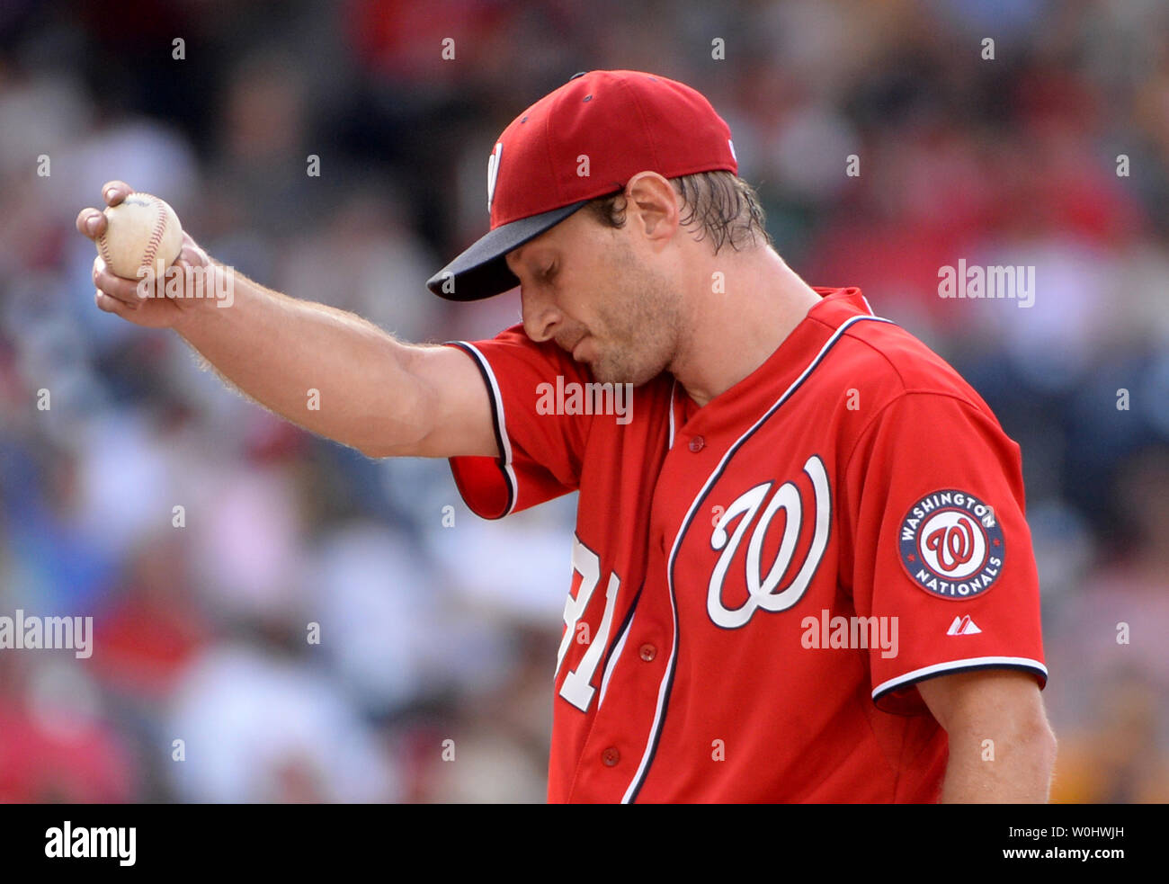 Washington Nationals Max Scherzer wischt sich den Schweiß vom Gesicht im achten Inning im Spiel gegen die Pittsburgh Pirates an den Angehörigen Park am 20. Juni 2015 in Washington, DC. Scherzer verlor seine perfekte Spiel Angebot mit zwei Aussparungen in der 9., aber er warf ein NO- hitter wie Staatsangehörige gewann 6-0. Foto von Pat Benic/UPI Stockfoto