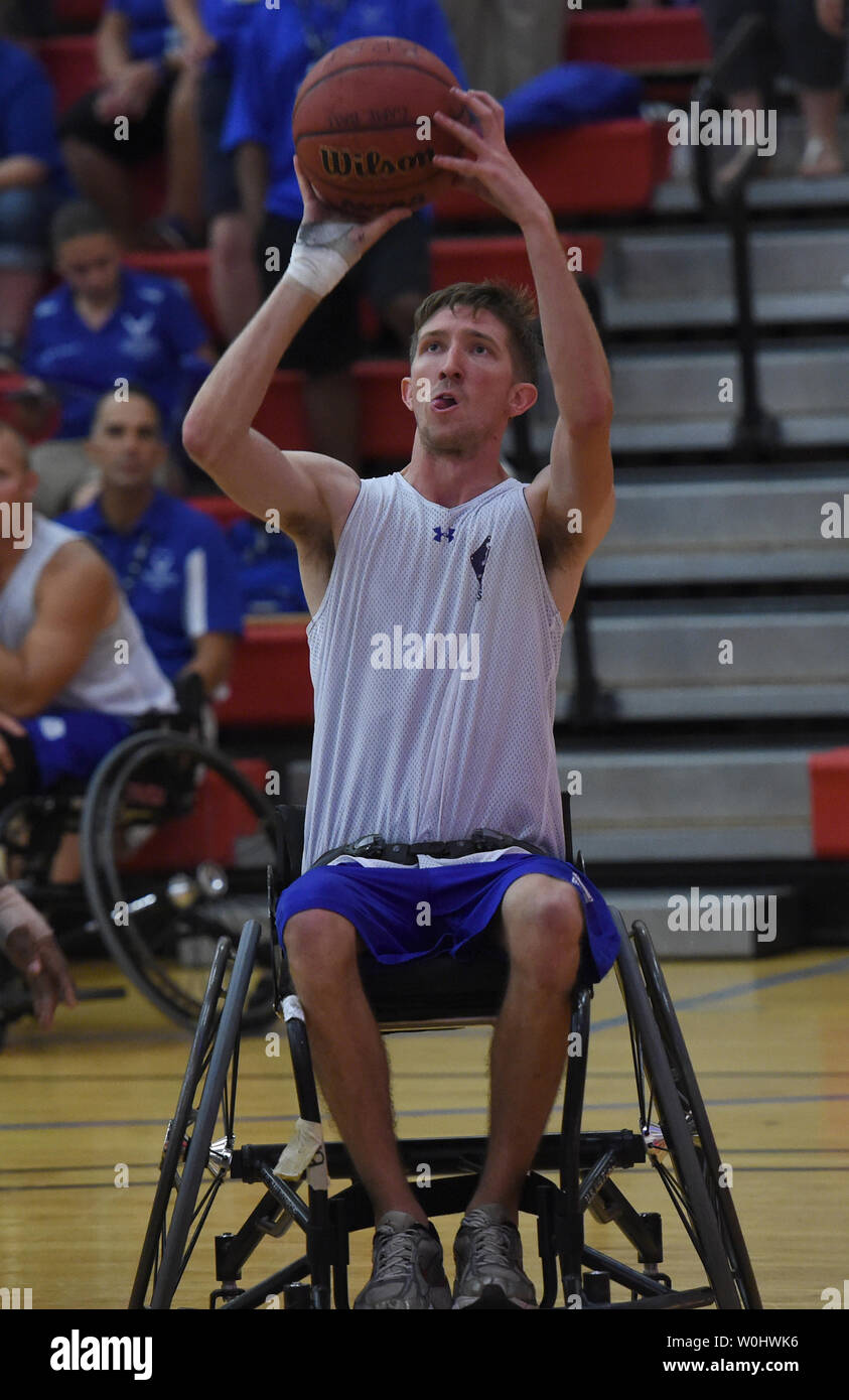 Team Luftwaffe Zachary Burnash schießt während der Rollstuhl Basketball Bronzemedaille Spiel gegen Team Armee, in der Abteilung 2015 der Verteidigung Krieger Spiele bei dem United States Marine Corps in Quantico, Virginia, 22. Juni 2015. Foto von Molly Riley/UPI Stockfoto