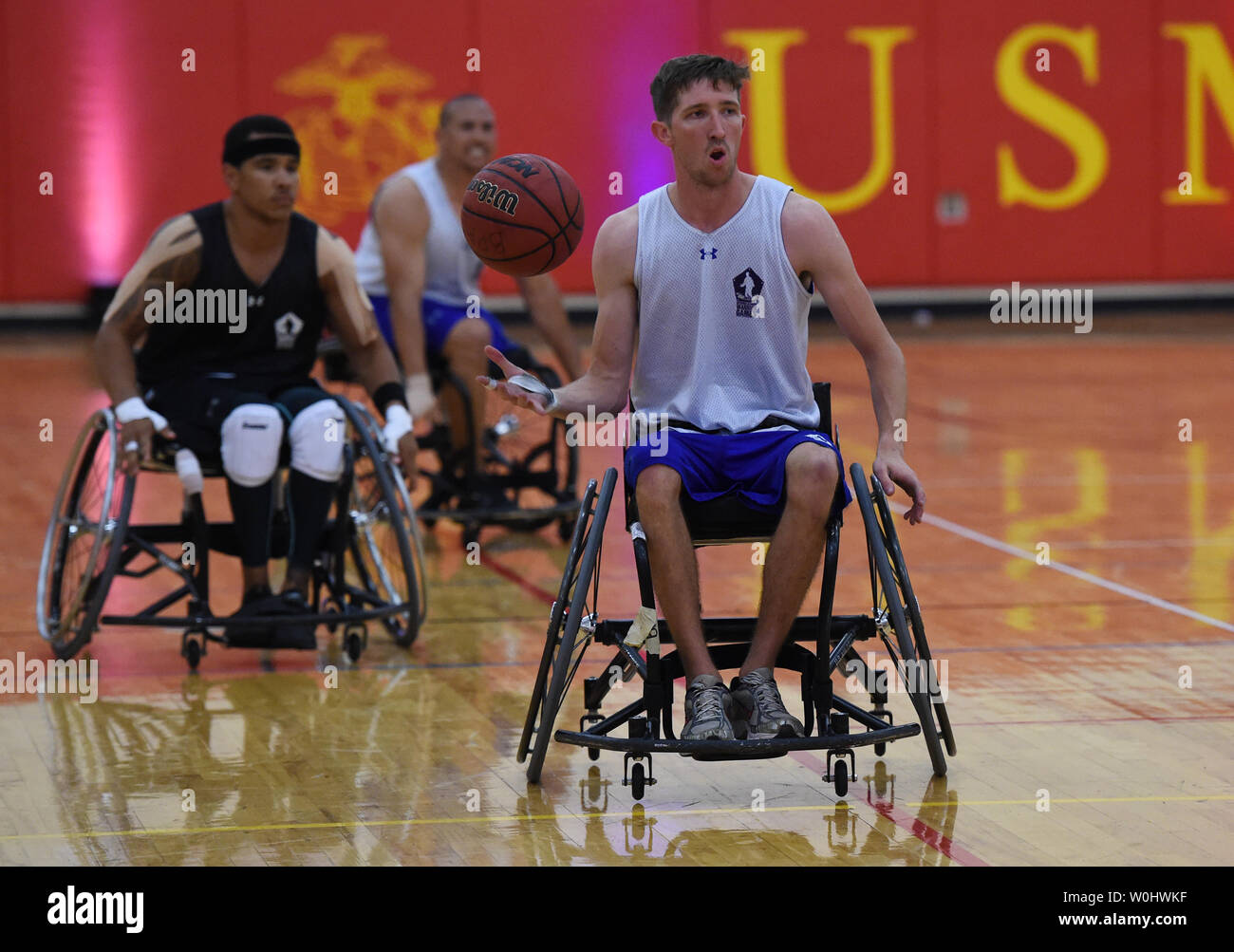 Team Luftwaffe Zachary Burnash dribbelt in Spiel gegen Team Armee im Rollstuhl Basketball Bronze Medaille Spiel der Abteilung 2015 der Verteidigung Krieger Spiele bei dem United States Marine Corps in Quantico, Virginia, 22. Juni 2015. Foto von Molly Riley/UPI Stockfoto