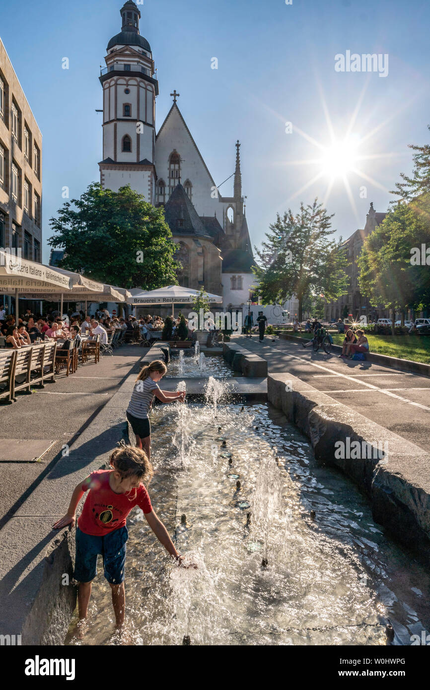 Brunnen vor der St. Thomas Kirche, Leipzig, Sachsen, Deutschland | St. Thomaskirche, Brunnen, Leipzig, Sachsen Stockfoto