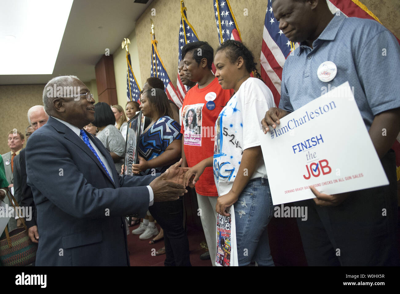 Rep. James Clyburn, R - S.C., schüttelt Hände mit Brianna Curry, der Ihr Freund Devonte Dantzler in einem Nachtclub schießen 2014 in Myrtle Beach verloren, vor einer Pressekonferenz auf einer Rechnung, Brady Background Check für alle Gewehr Umsatz einschließlich online verlängern würde und, in Washington, D.C. am 8. Juli 2015 gun zeigt. Die Anforderung, die Rechnung zu bringen, H.R. 1217, um den Boden für eine Stimme kommt in der jüngsten Charleston Kirche schießen. Foto von Kevin Dietsch/UPI Stockfoto