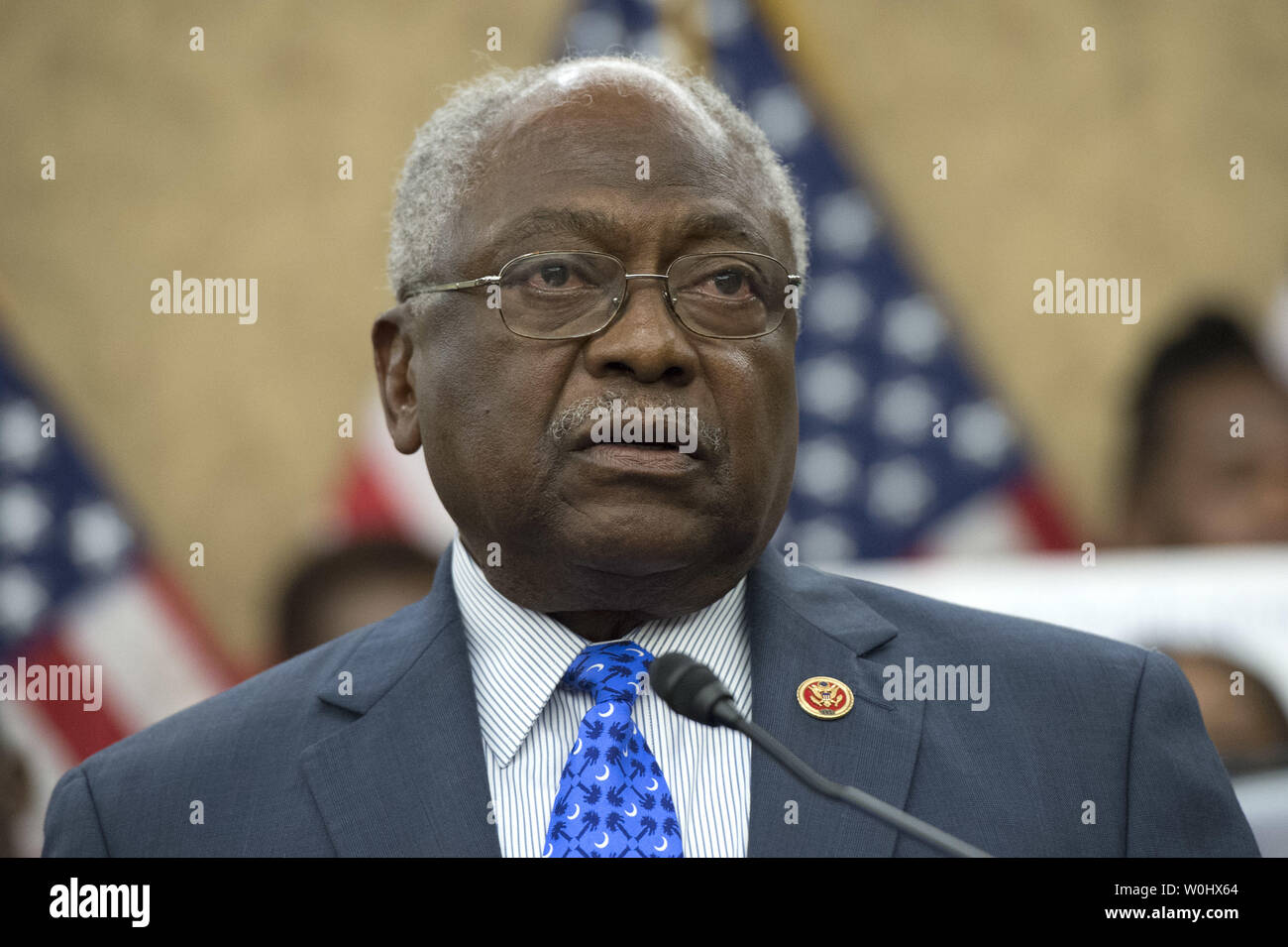 Rep. James Clyburn, R - S.C., spricht während einer Pressekonferenz auf einer Rechnung, Brady Background Check für alle Gewehr Umsatz einschließlich online verlängern würde und, in Washington, D.C. am 8. Juli 2015 gun zeigt. Die Anforderung, die Rechnung zu bringen, H.R. 1217, um den Boden für eine Stimme kommt in der jüngsten Charleston Kirche schießen. Foto von Kevin Dietsch/UPI Stockfoto