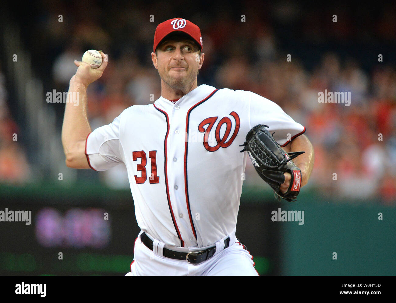 Washington Angehörigen des Kruges Max Scherzer Plätze im ersten Inning gegen die Arizona Diamondbacks at Nationals Park in Washington, D.C. am 4. August 2015. Foto von Kevin Dietsch/UPI Stockfoto