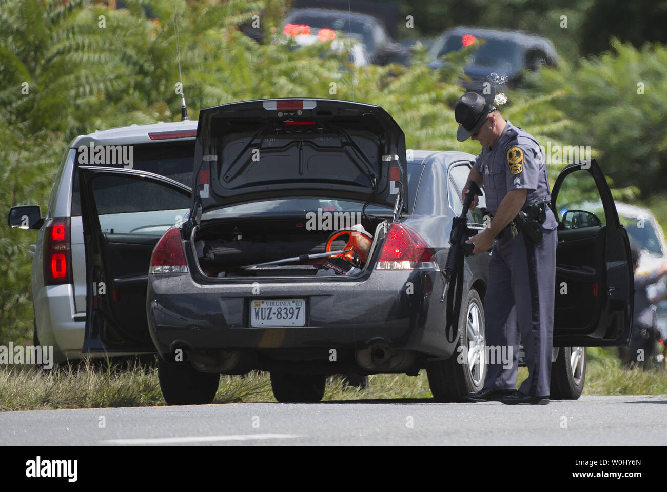 Ein Zustand trooper reagiert auf die Position, an der WDBJ-TV schießenden Verdächtigen Vester Lee Flanagan II sich auf Rt-66 in der Nähe von Markham, Virginia erschossen am 26. August 2015. Flanagan angeblich getötet Reporter Alison Parker und Kameramann Adam ward. Foto von Kevin Dietsch/UPI Stockfoto