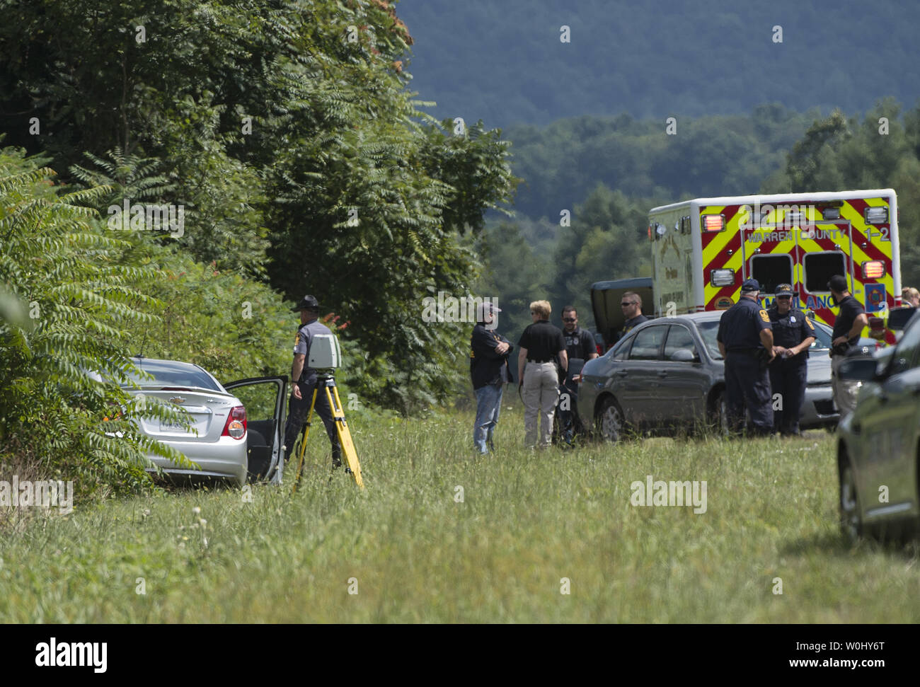 Polizei und Strafverfolgung reagieren zu dem Speicherort, an dem WDBJ-TV schießenden Verdächtigen Vester Lee Flanagan II sich auf Rt-66 in der Nähe von Markham, Virginia erschossen am 26. August 2015. Flanagan angeblich getötet Reporter Alison Parker und Kameramann Adam ward. Foto von Kevin Dietsch/UPI Stockfoto