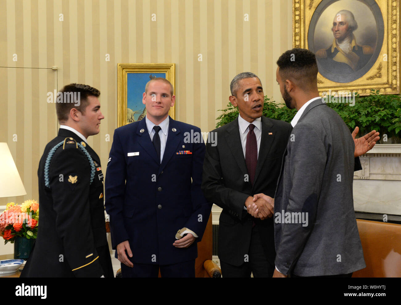 Us-Präsident Barack Obama trifft sich mit drei Amerikaner, die einen möglichen Terroranschlag auf französischen Zug im Oval Office am 17. September 2015 beendet. Der Präsident seine Dankbarkeit zum Ausdruck bringen für die selbstlose Handlungen und außerordentliche Tapferkeit der U.S. Army Specialist Alek Skarlatos (L), US Air Force Airman 1st Class Spencer Stein, und Anthony Sadler (R). Foto von Pat Benic/UPI Stockfoto