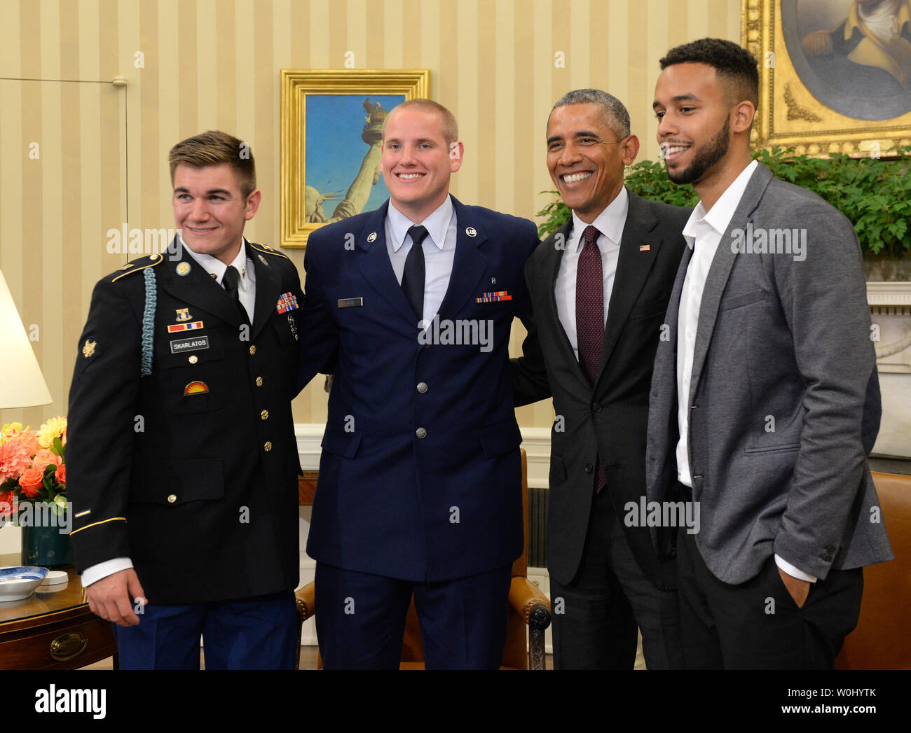 Us-Präsident Barack Obama trifft sich mit drei Amerikaner, die einen möglichen Terroranschlag auf französischen Zug im Oval Office am 17. September 2015 beendet. Der Präsident seine Dankbarkeit zum Ausdruck bringen für die selbstlose Handlungen und außerordentliche Tapferkeit der U.S. Army Specialist Alek Skarlatos (L), US Air Force Airman 1st Class Spencer Stein, und Anthony Sadler (R). Foto von Pat Benic/UPI Stockfoto