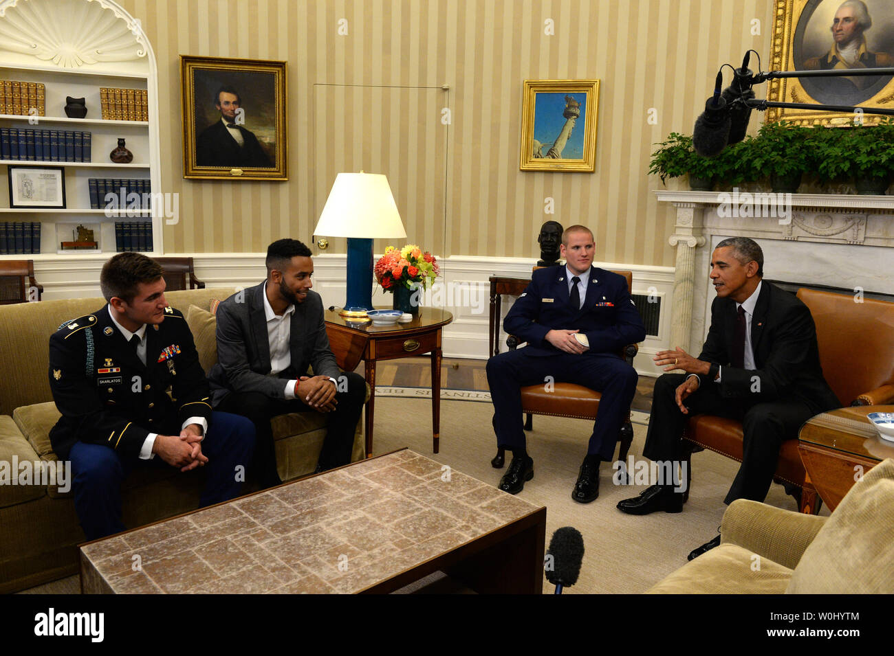 Us-Präsident Barack Obama trifft sich mit drei Amerikaner, die einen möglichen Terroranschlag auf französischen Zug im Oval Office im Weißen Haus in Washington, DC am 17. September 2015 beendet. Der Präsident seine Dankbarkeit zum Ausdruck bringen für die selbstlose Handlungen und außerordentliche Tapferkeit der U.S. Army Specialist Alek Skarlatos (L), Anthony Sadler (2., L) und US Air Force Airman 1st Class Spencer Stein. Foto von Pat Benic/UPI Stockfoto