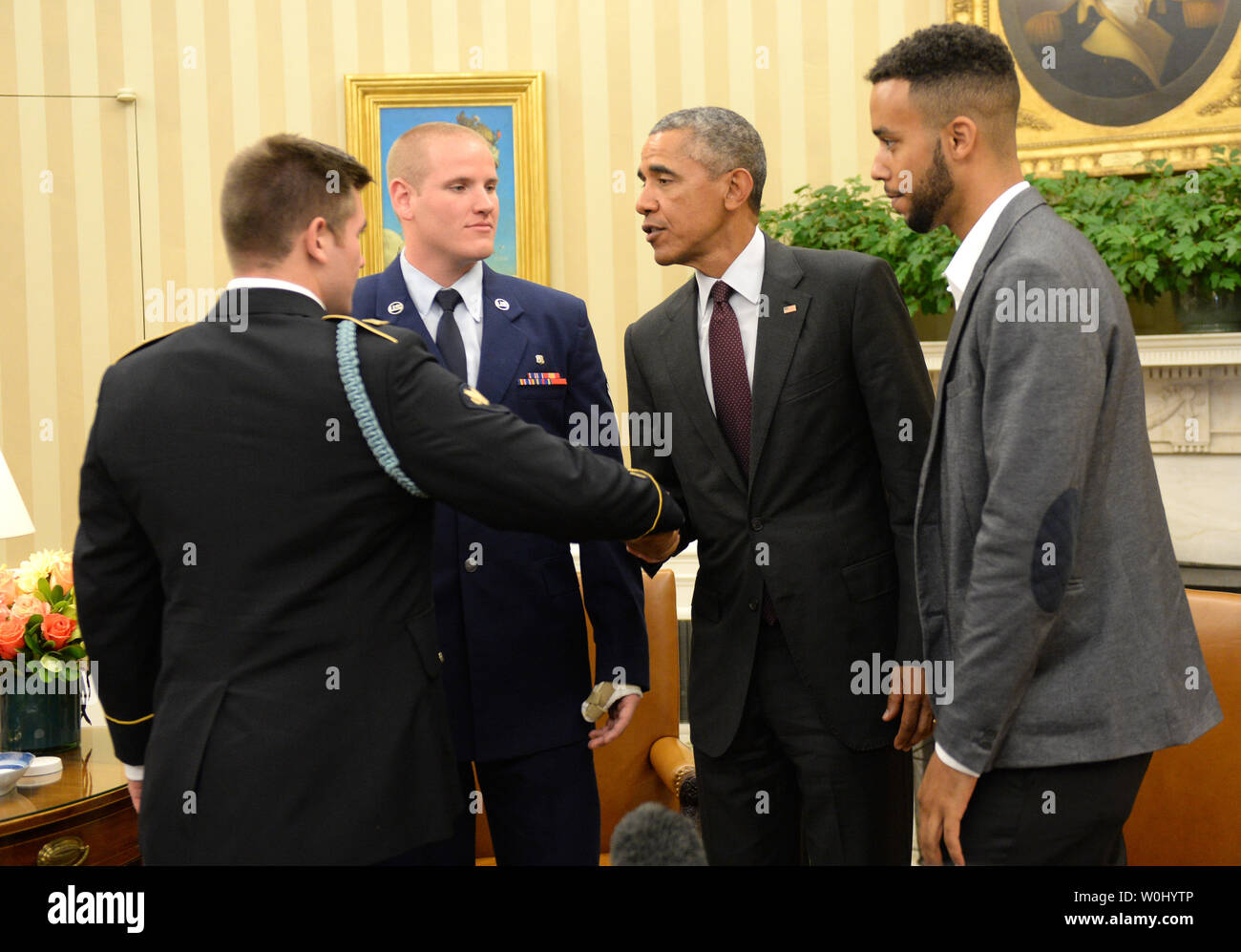 Us-Präsident Barack Obama trifft sich mit drei Amerikaner, die einen möglichen Terroranschlag auf französischen Zug im Oval Office am 17. September 2015 beendet. Der Präsident seine Dankbarkeit zum Ausdruck bringen für die selbstlose Handlungen und außerordentliche Tapferkeit der U.S. Army Specialist Alek Skarlatos (L), US Air Force Airman 1st Class Spencer Stein, und Anthony Sadler (R). Foto von Pat Benic/UPI Stockfoto