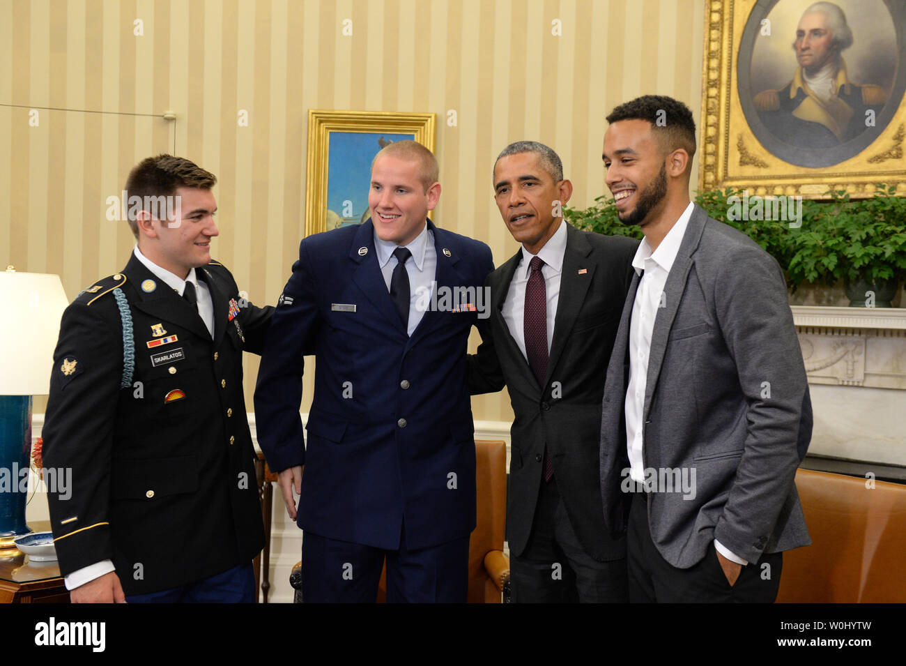 Us-Präsident Barack Obama trifft sich mit drei Amerikaner, die einen möglichen Terroranschlag auf französischen Zug im Oval Office im Weißen Haus in Washington, DC am 17. September 2015 beendet. Der Präsident seine Dankbarkeit zum Ausdruck bringen für die selbstlose Handlungen und außerordentliche Tapferkeit der U.S. Army Specialist Alek Skarlatos (L), US Air Force Airman 1st Class Spencer Stein, und Anthony Sadler (R). Foto von Pat Benic/UPI Stockfoto