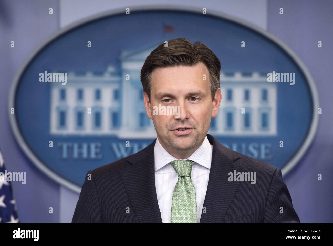 Pressesprecher des Weißen Hauses, Josh Ernst hält den täglichen Pressekonferenz im Weißen Haus in Washington, D.C. am 18. September 2015. Ernst kündigte an, dass die Bereiche des Handels und der Finanzen eine Reihe von Beschränkungen für die Amerikaner und geschäftliche Reisen mit Kuba entfernen. Foto von Kevin Dietsch/UPI Stockfoto